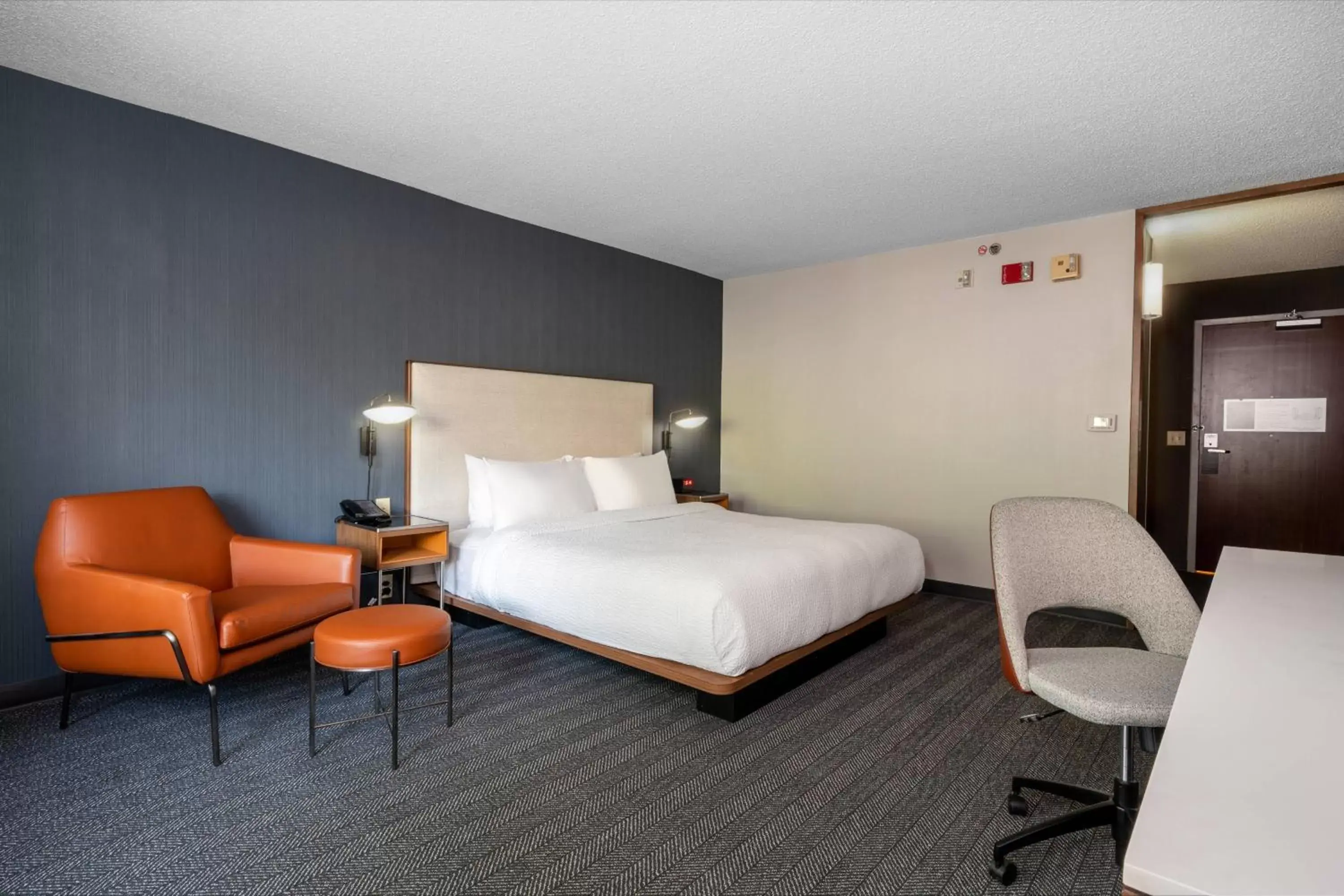 Photo of the whole room, Bed in Courtyard Columbus Airport