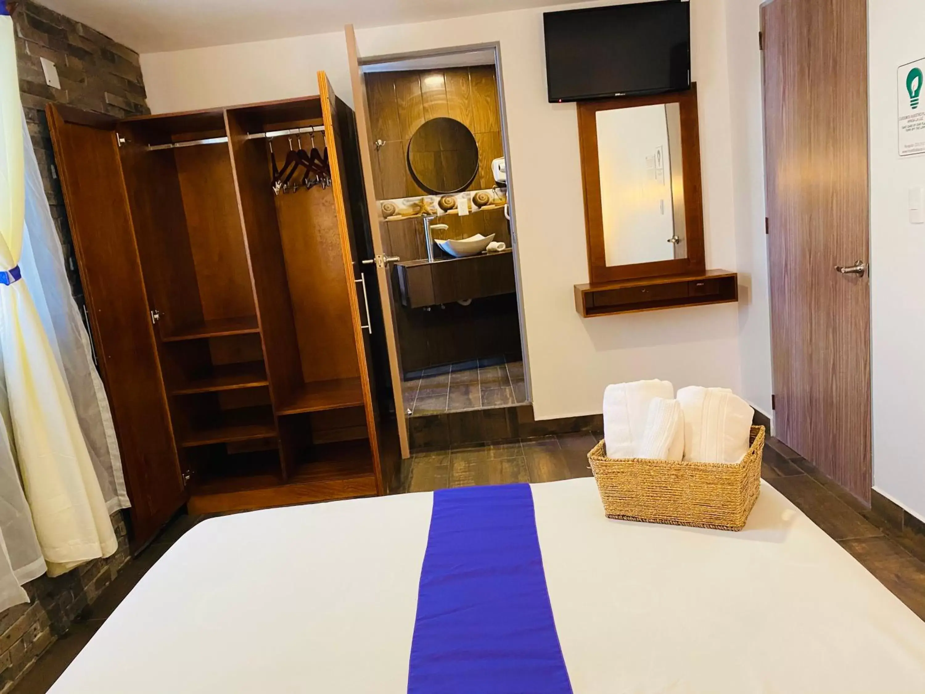 Bathroom, Bed in Hotel & Suites Cerro Roj0