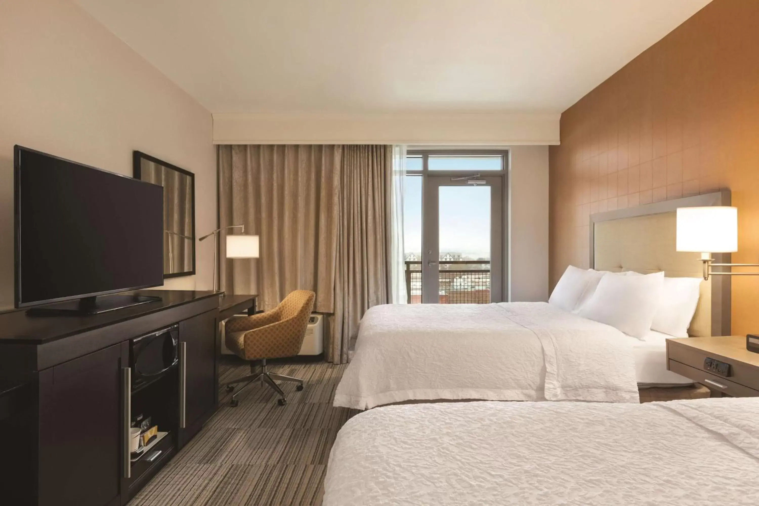 Bedroom, TV/Entertainment Center in Hampton Inn & Suites - Roanoke-Downtown, VA