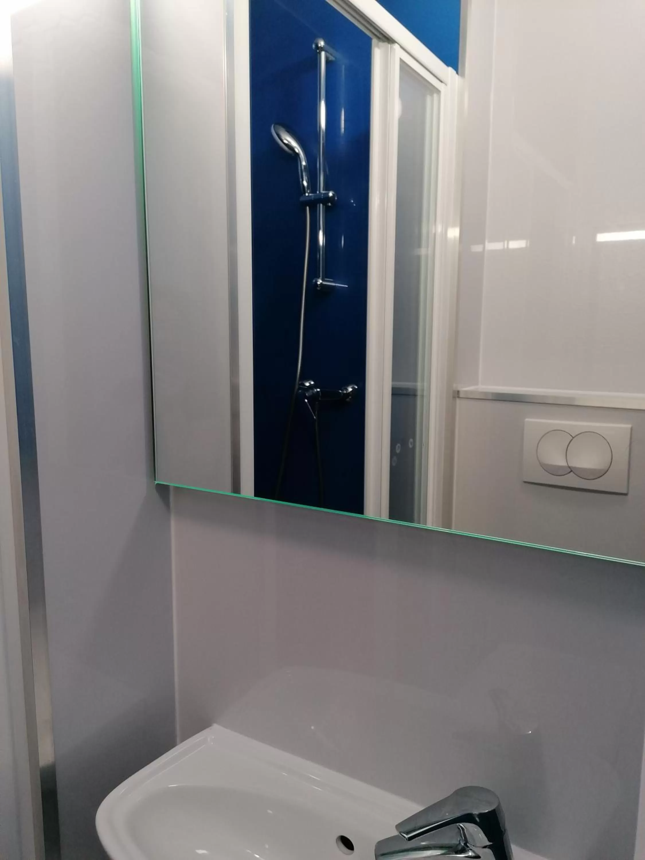 Shower in Kyriad Direct Orleans - Olivet - La Source