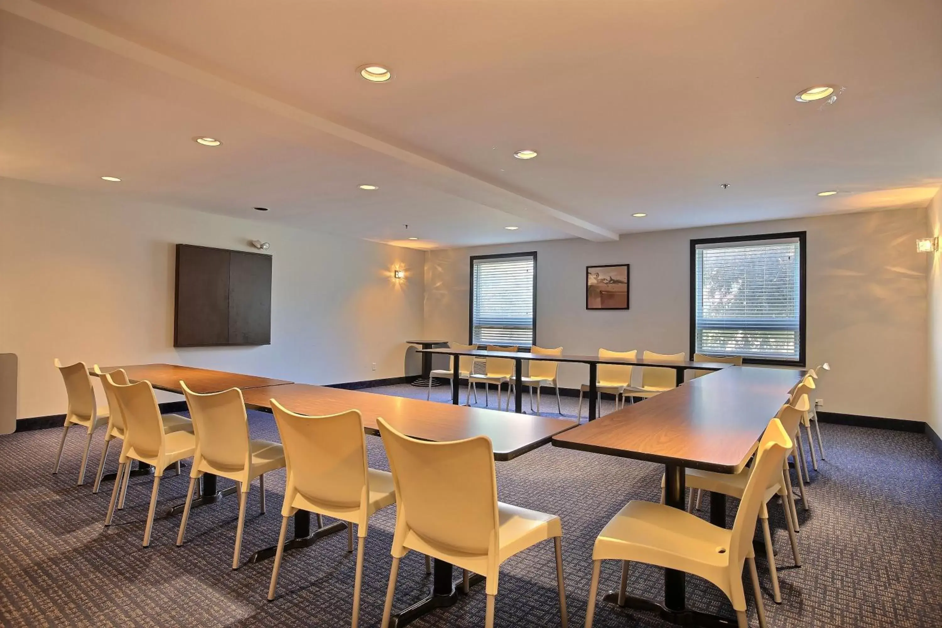 Meeting/conference room in Super 8 by Wyndham Lachenaie/Terrebonne