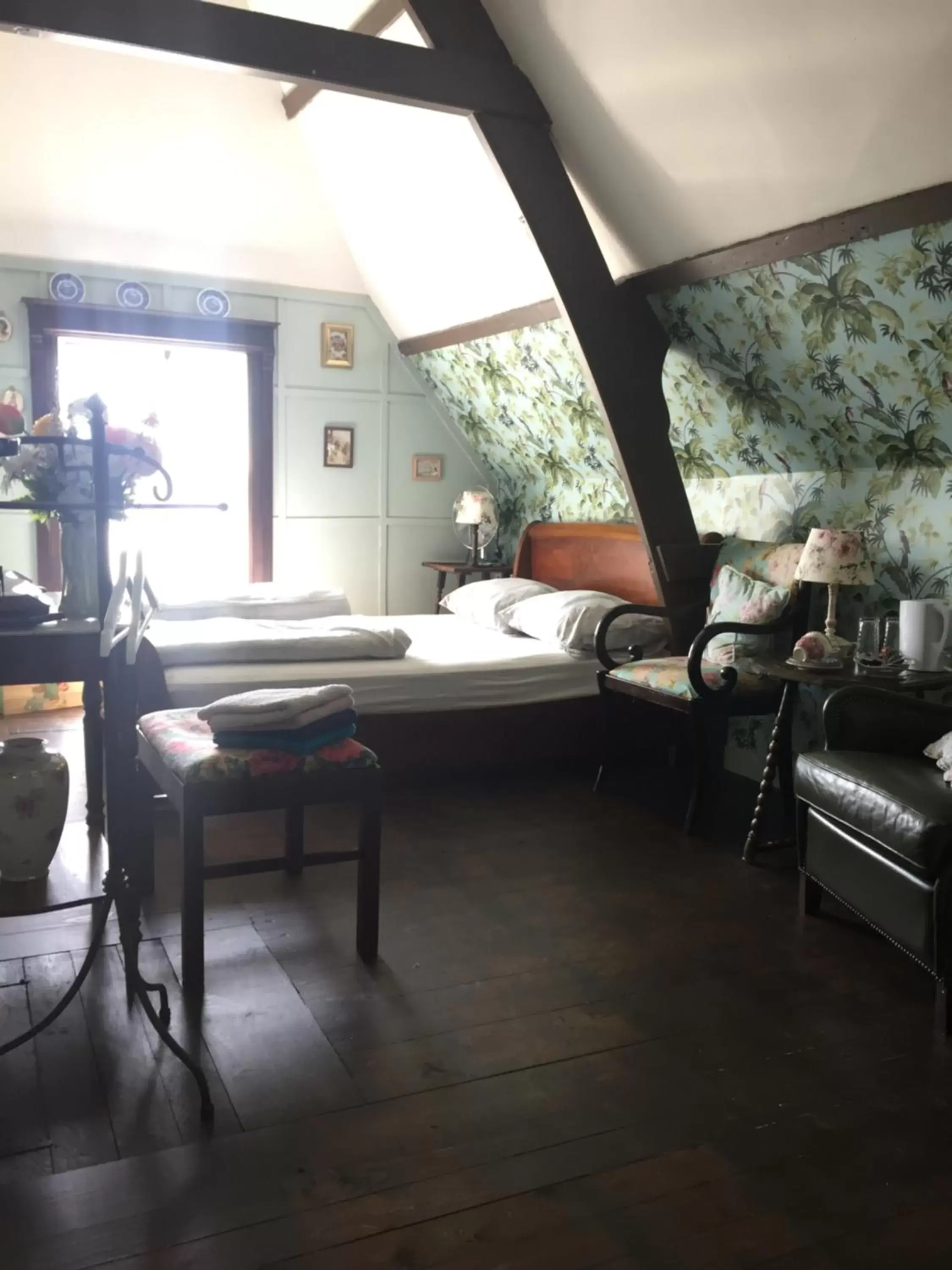 Large Double Room in De Snoeperij Large Double Room in De Snoeperij