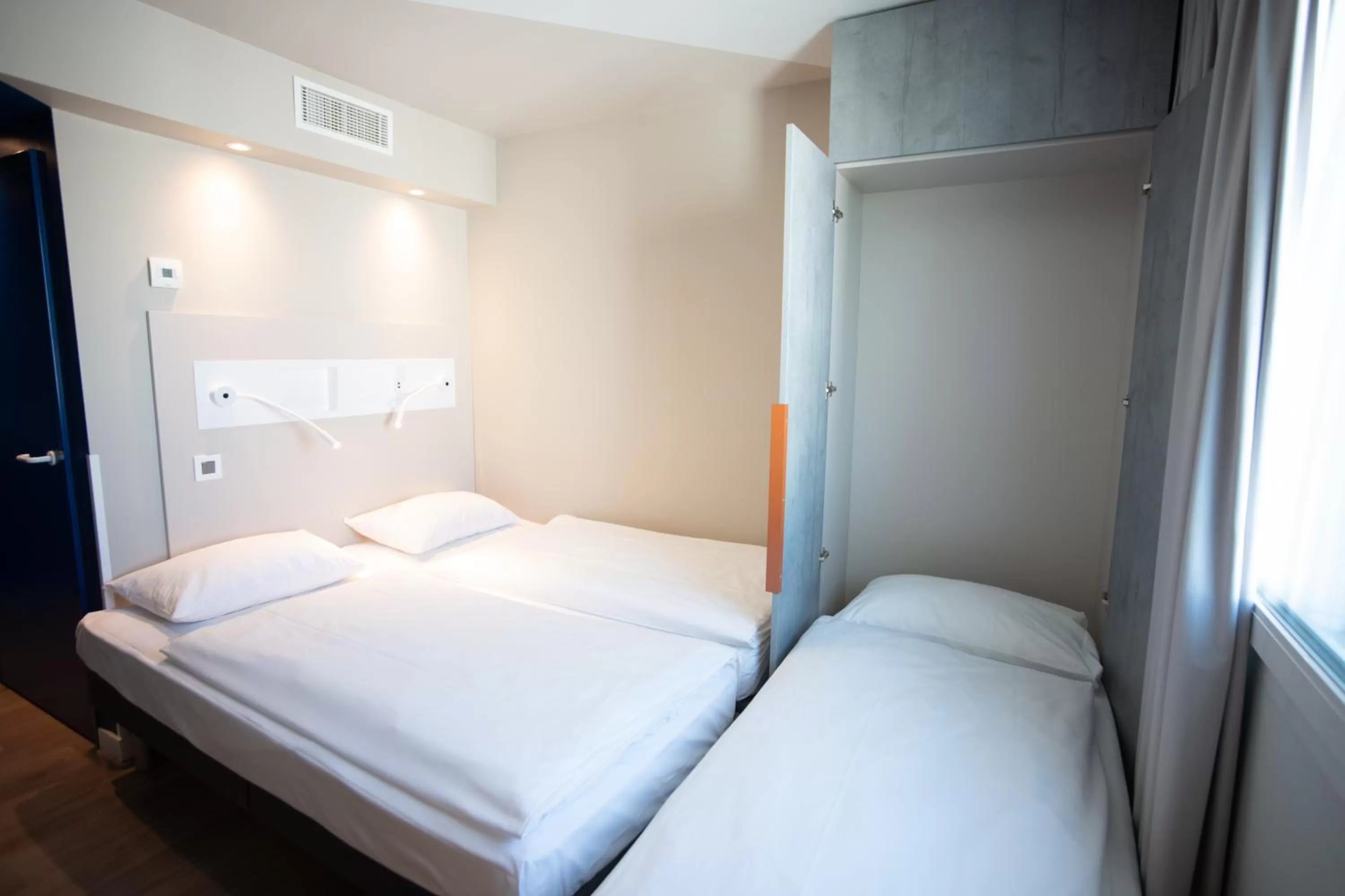 Bedroom, Bed in ibis budget Fribourg