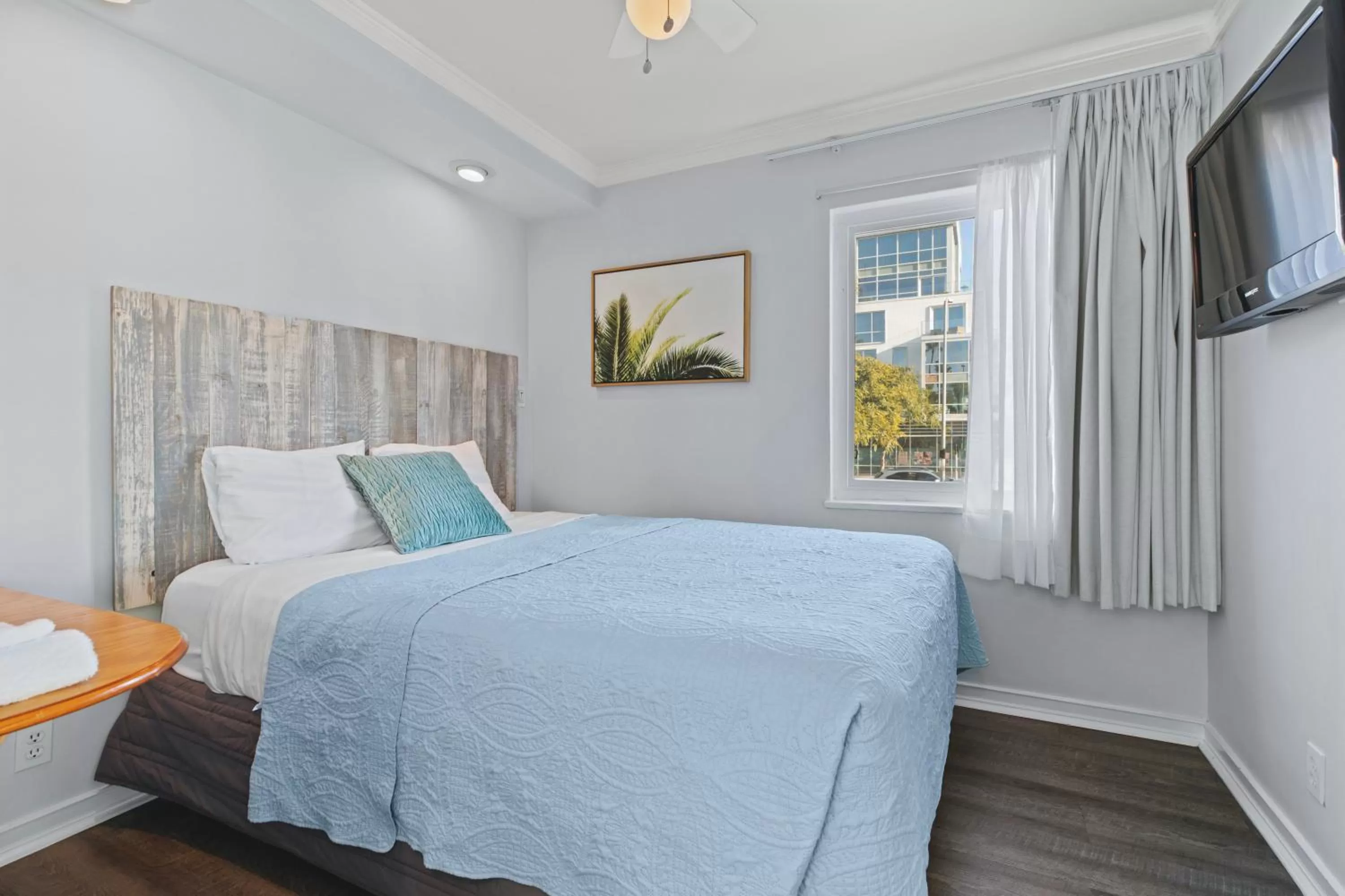 Bed in Ocean Lodge Santa Monica Beach Hotel