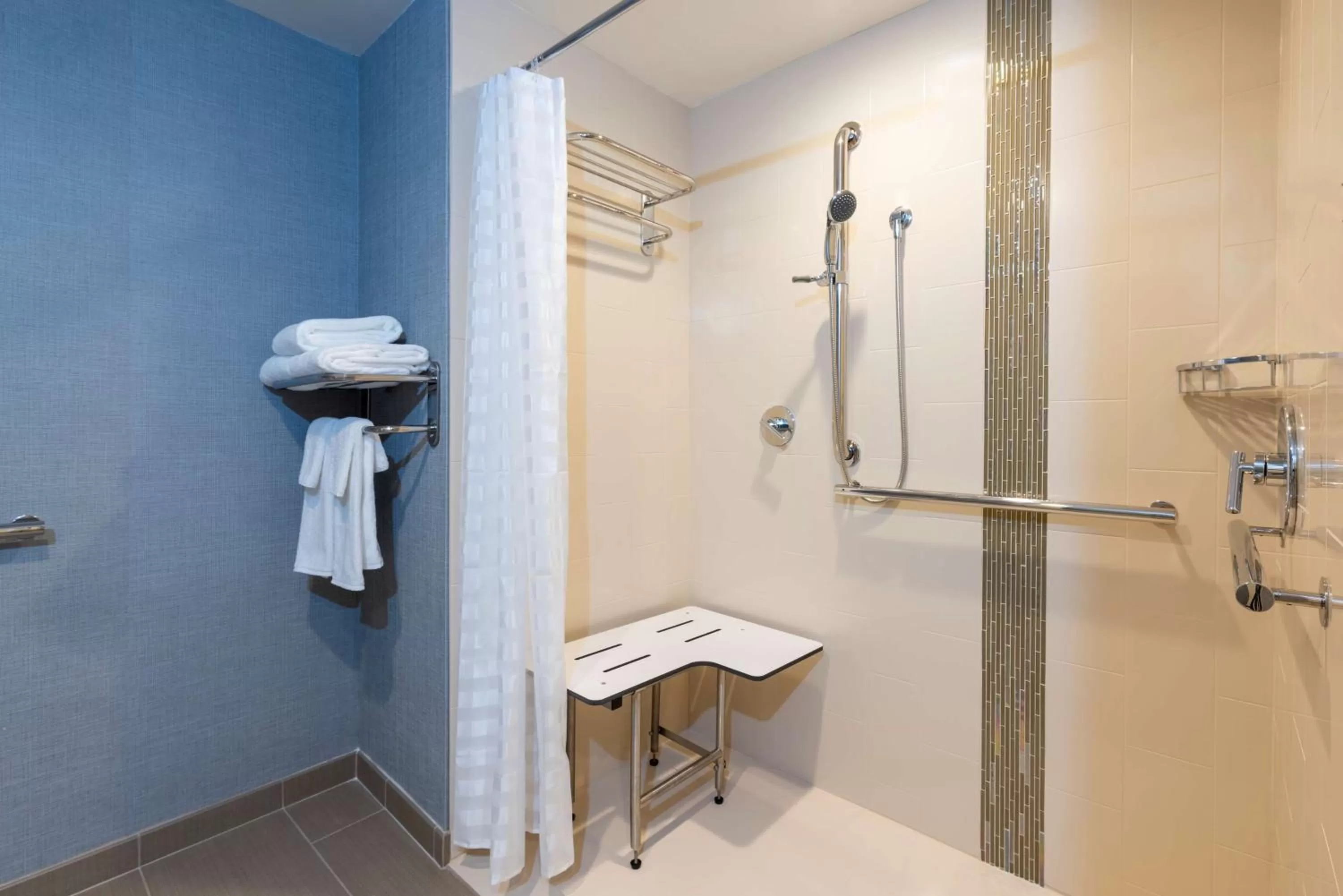 Bathroom in Hyatt Place Flint/Grand Blanc