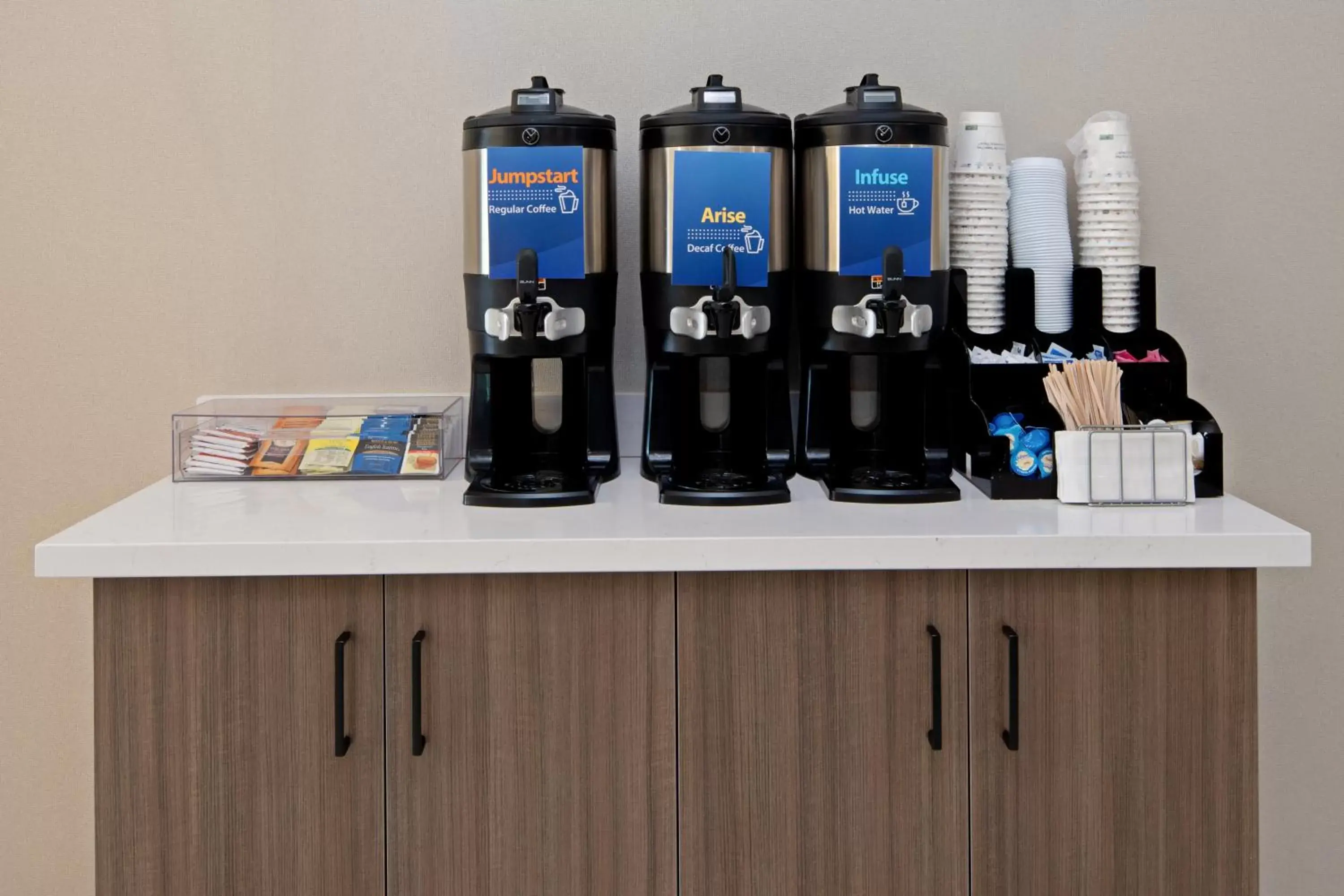 Coffee/tea facilities in Best Western Valencia/Six Flags Inn & Suites