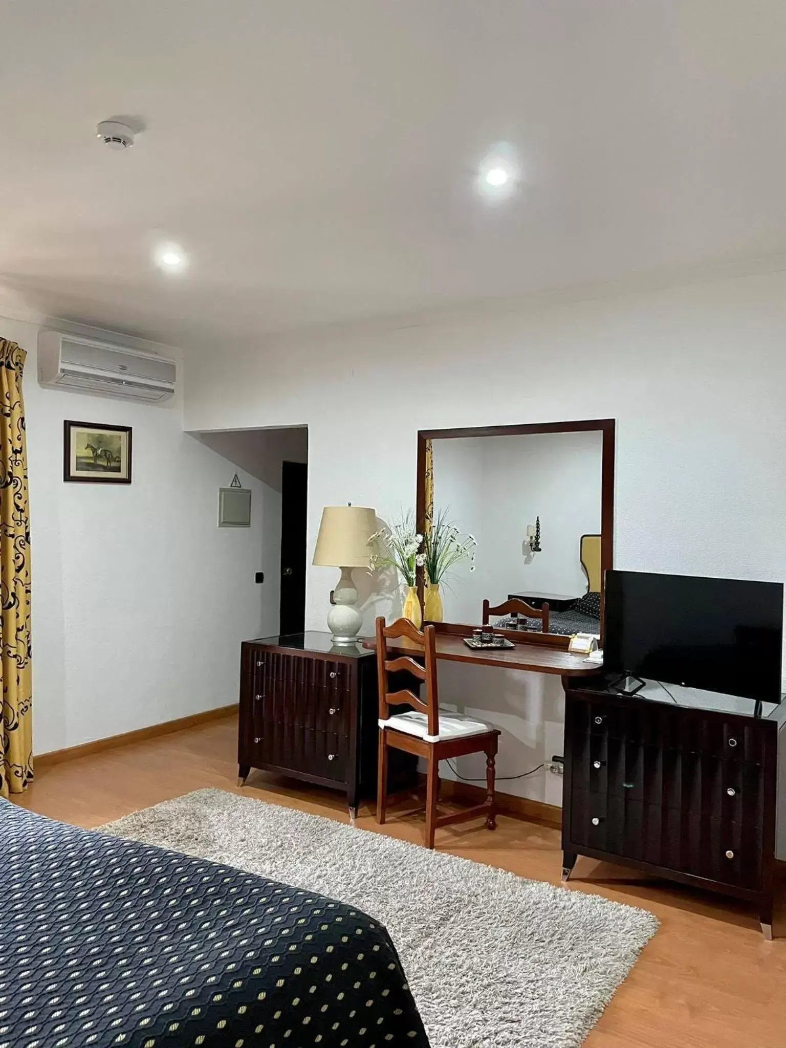 Bed, TV/Entertainment Center in Hotel Rural A Coutada