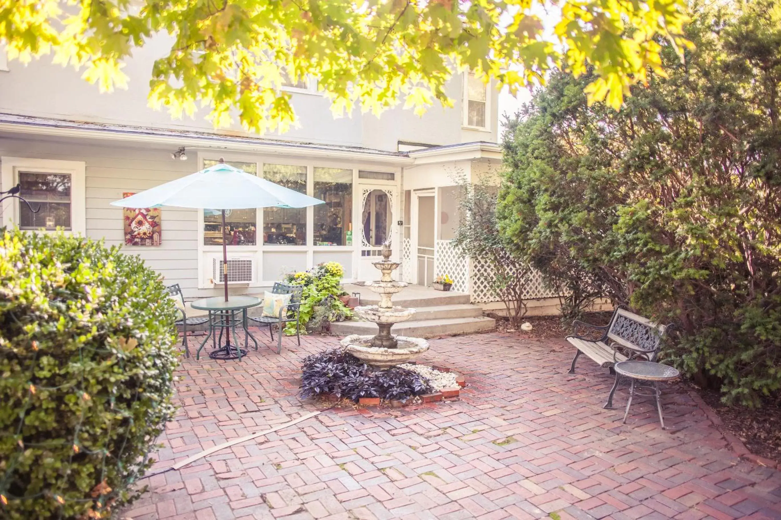 Patio, Property Building in Silver Heart Inn & Cottages