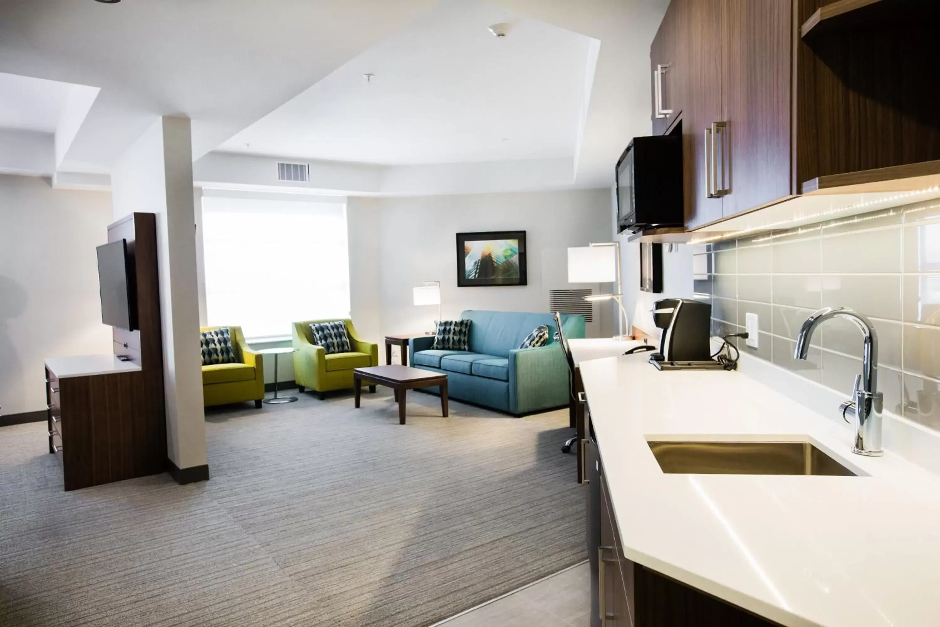 Photo of the whole room, Kitchen/Kitchenette in Holiday Inn Hotel & Suites Calgary South - Conference Ctr, an IHG Hotel