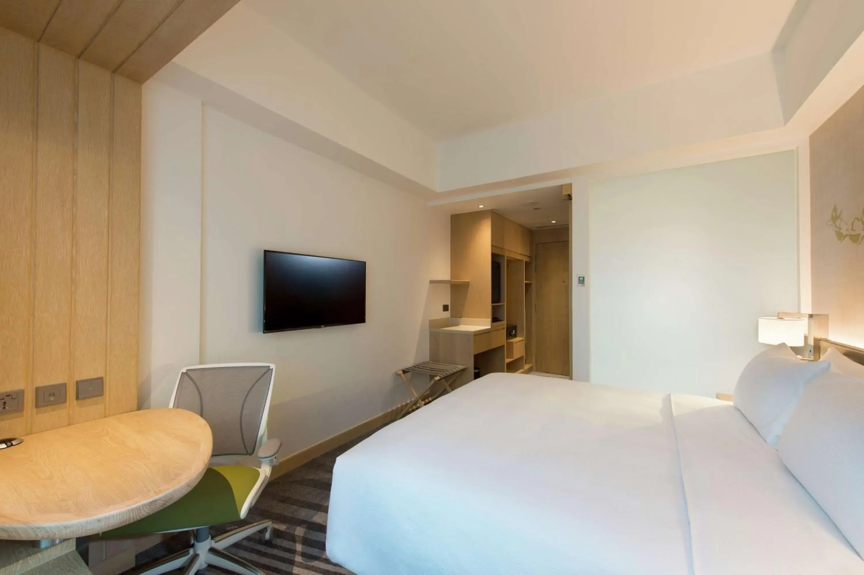 Bedroom, TV/Entertainment Center in Hilton Garden Inn Singapore Serangoon