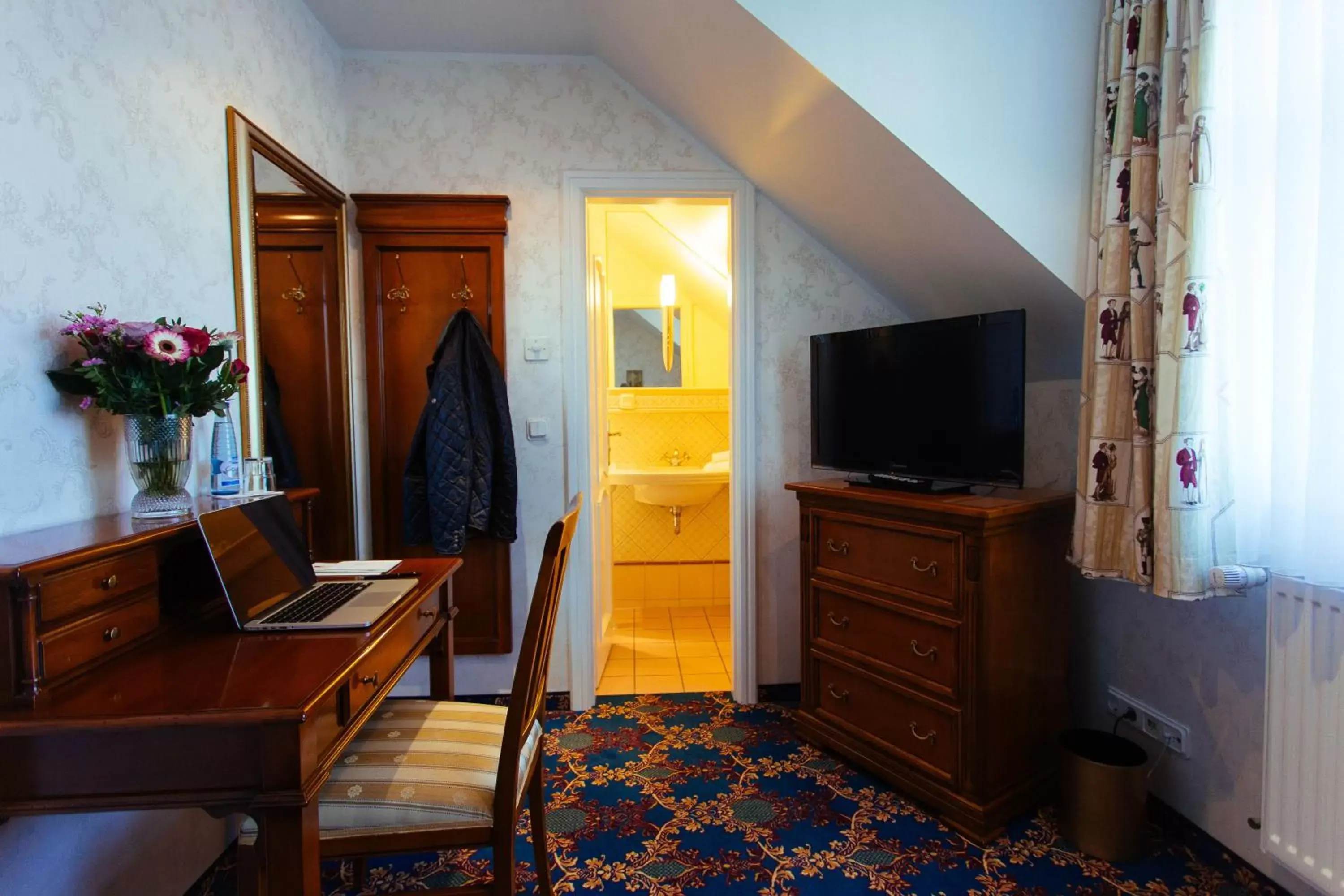 Photo of the whole room, TV/Entertainment Center in Boutiquehotel Schloßpalais