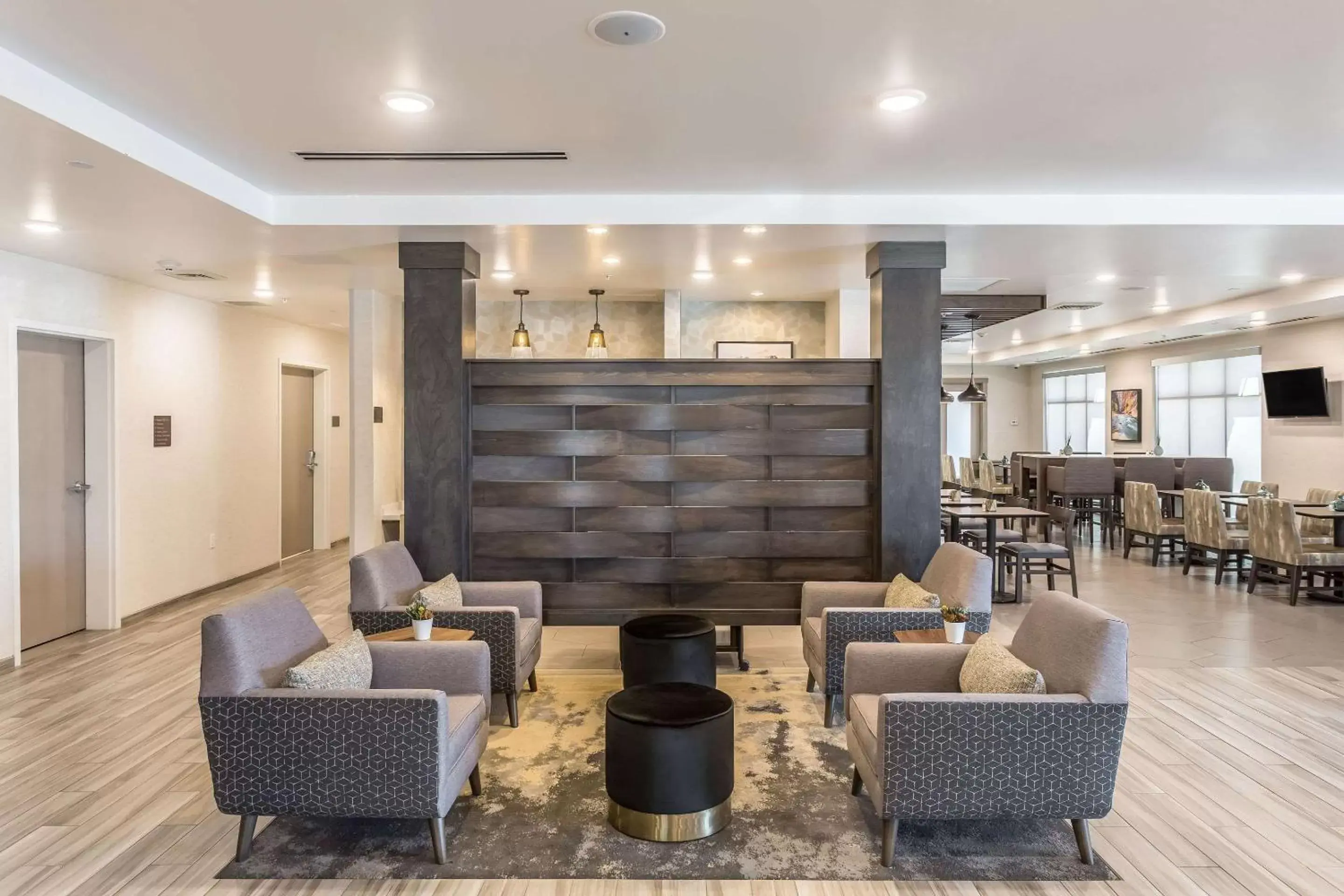 Lobby or reception, Lounge/Bar in Comfort Inn & Suites Salt Lake City Airport