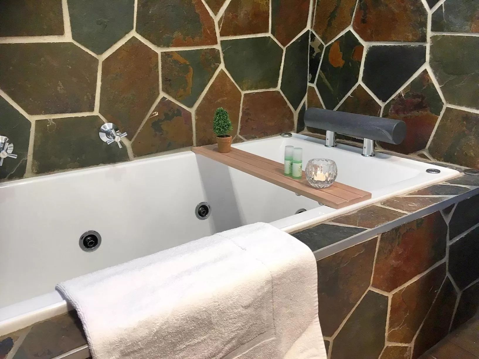 Bathroom in Motel Mayfair on Cavell