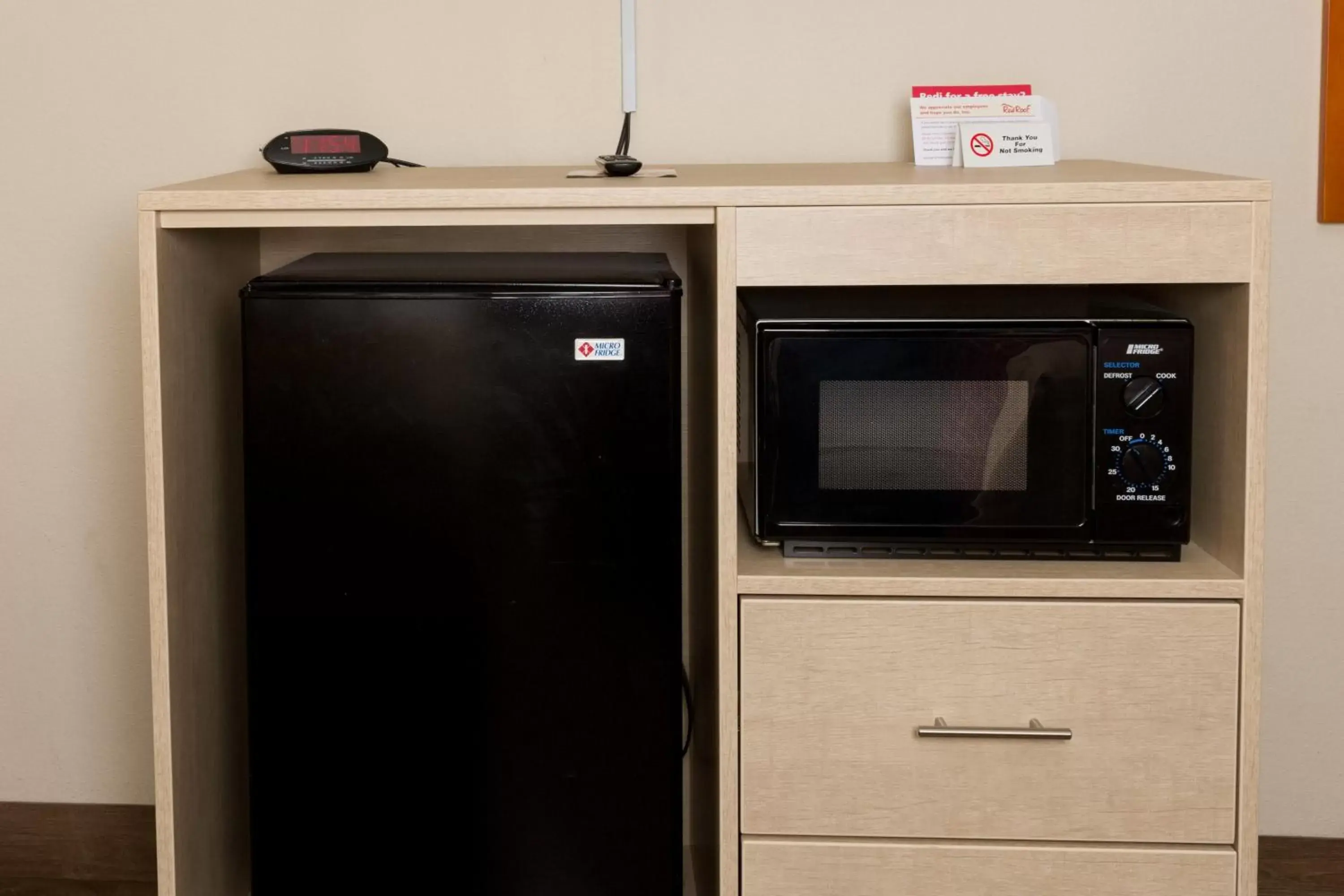 Photo of the whole room, Kitchen/Kitchenette in Red Roof Inn & Suites Pigeon Forge Parkway