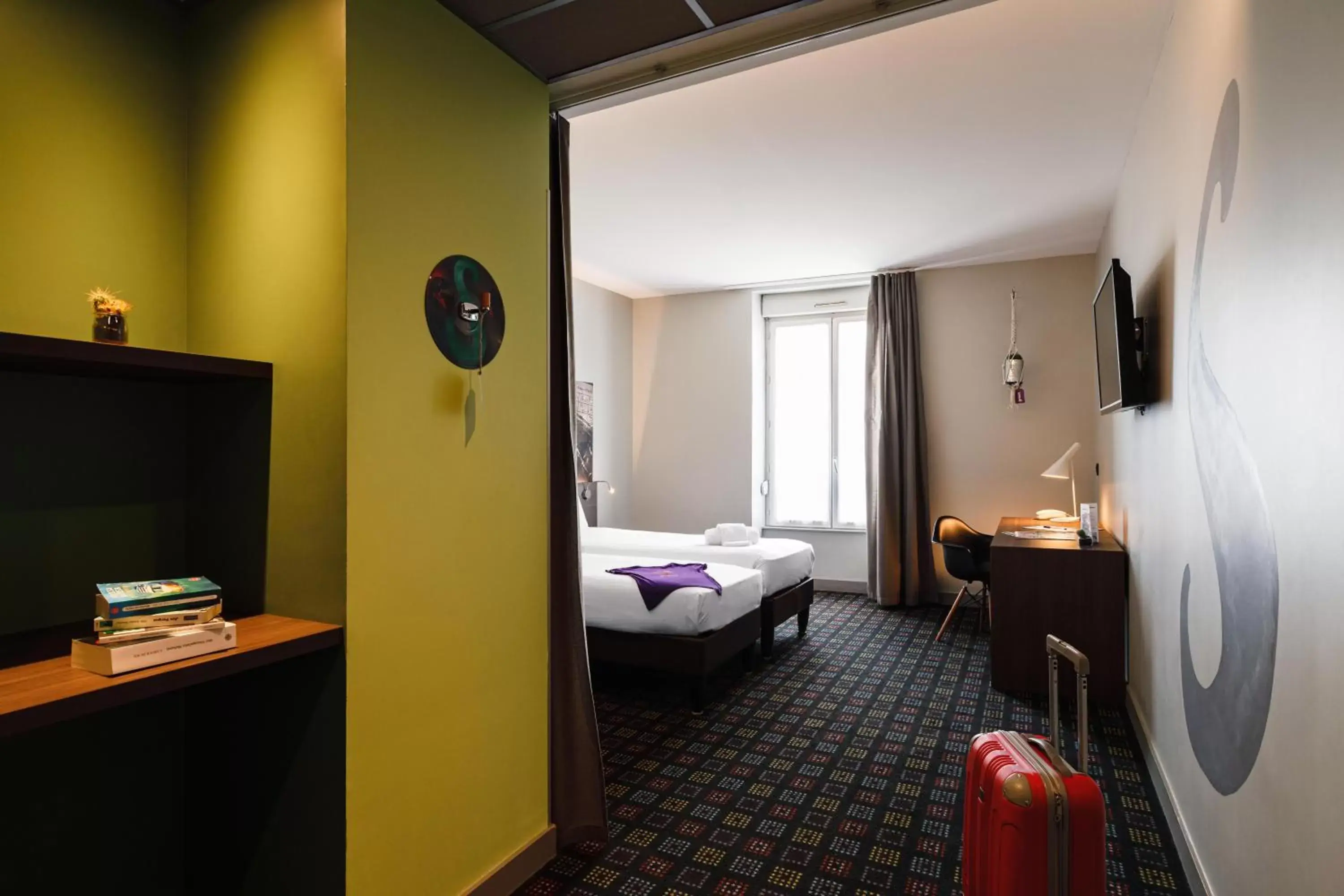 Photo of the whole room, Bed in Greet Hotel Lyon Confluence