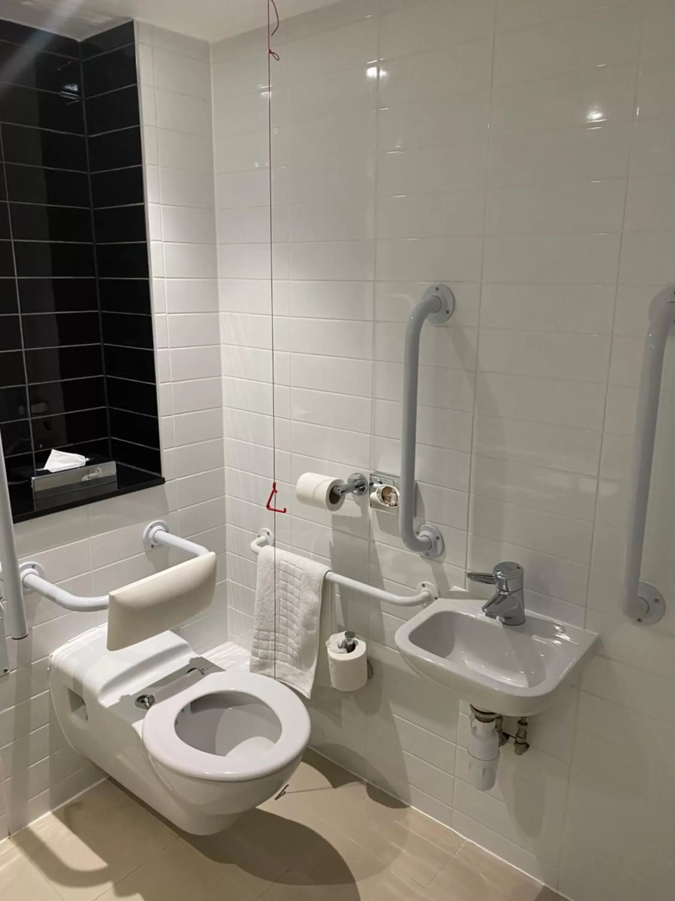 Shower, Bathroom in Holiday Inn Express Windsor, an IHG Hotel