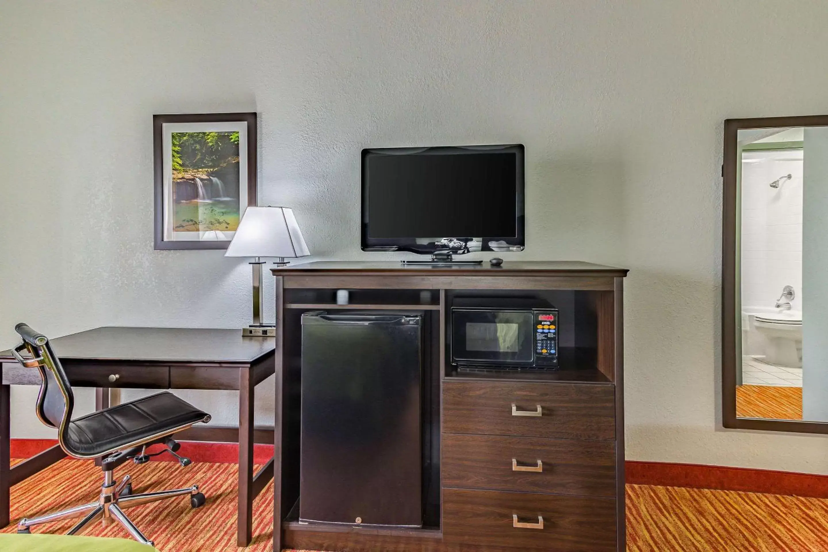 Photo of the whole room, TV/Entertainment Center in Quality Inn Goodlettsville