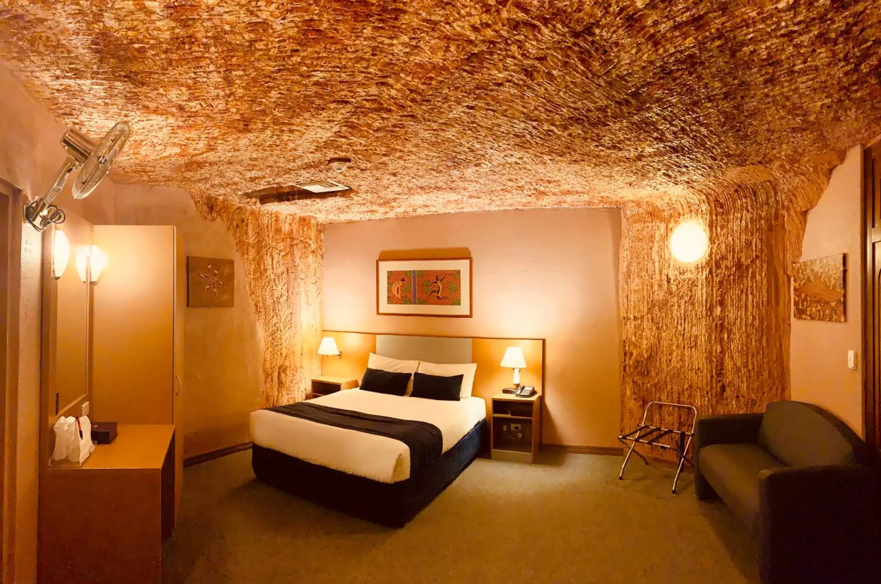Photo of the whole room, Bed in Desert Cave Hotel