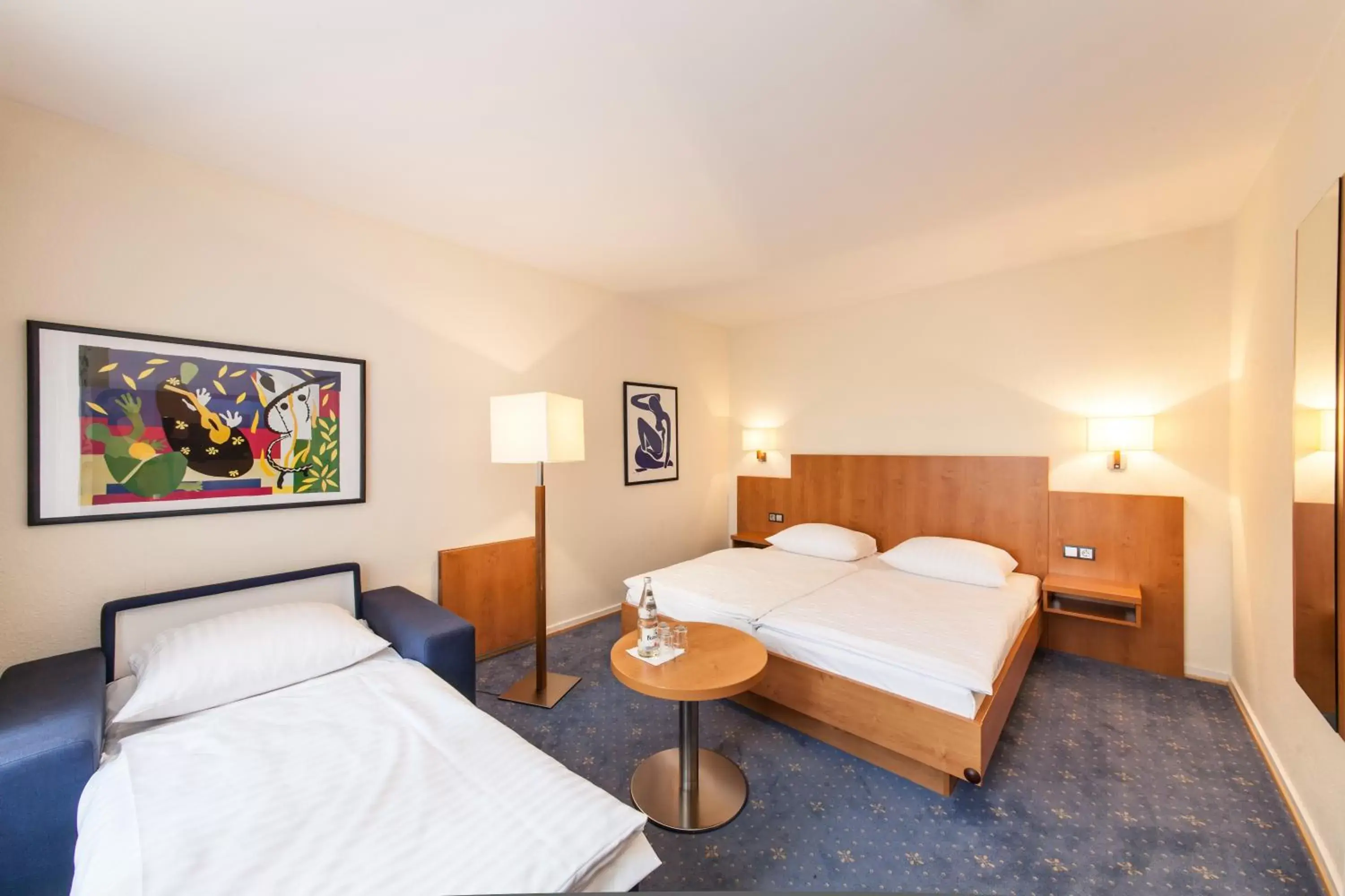 Photo of the whole room, Bed in Hotel Drei Kronen Elmshorn