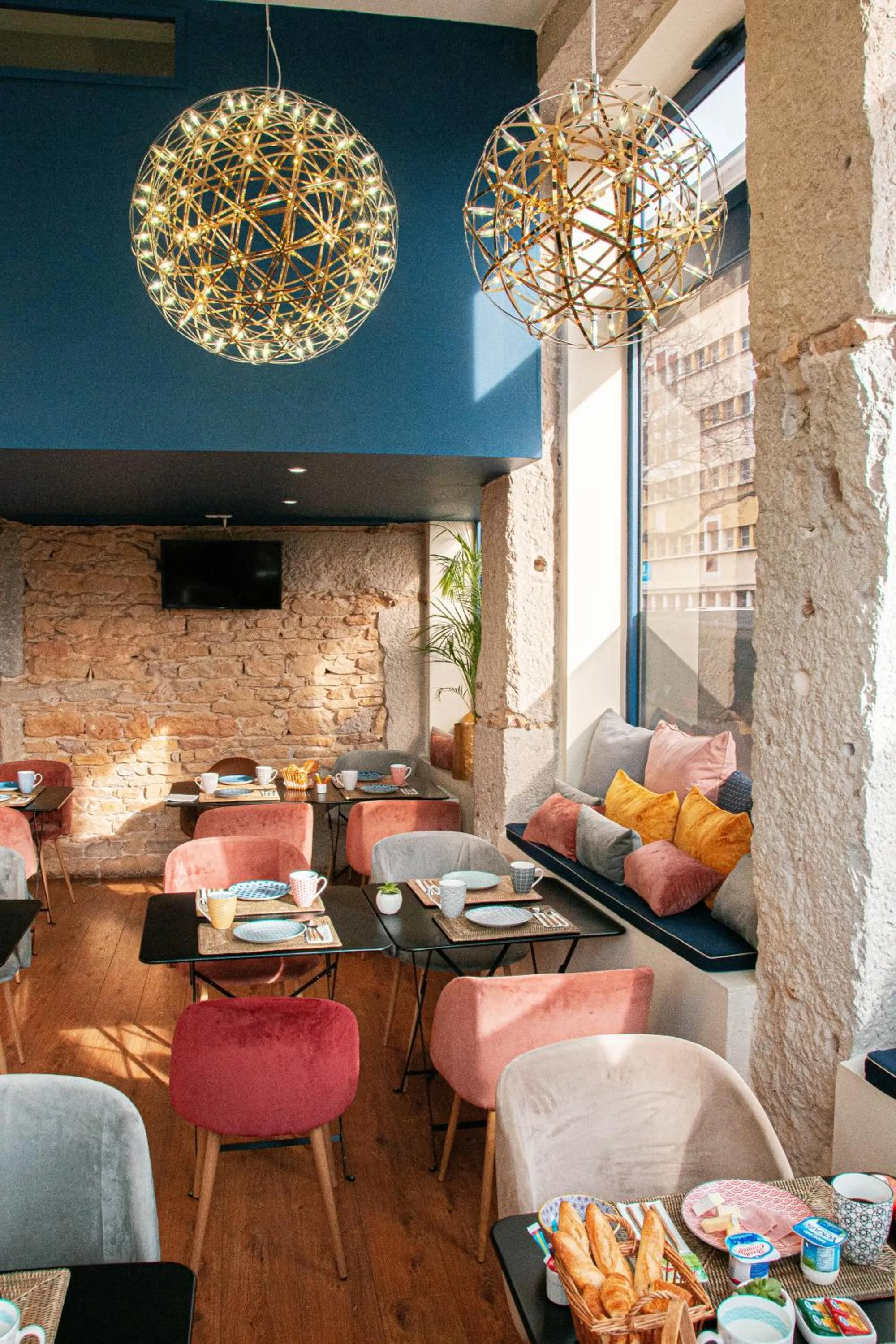 Restaurant/places to eat in Hotelo Lyon Charité