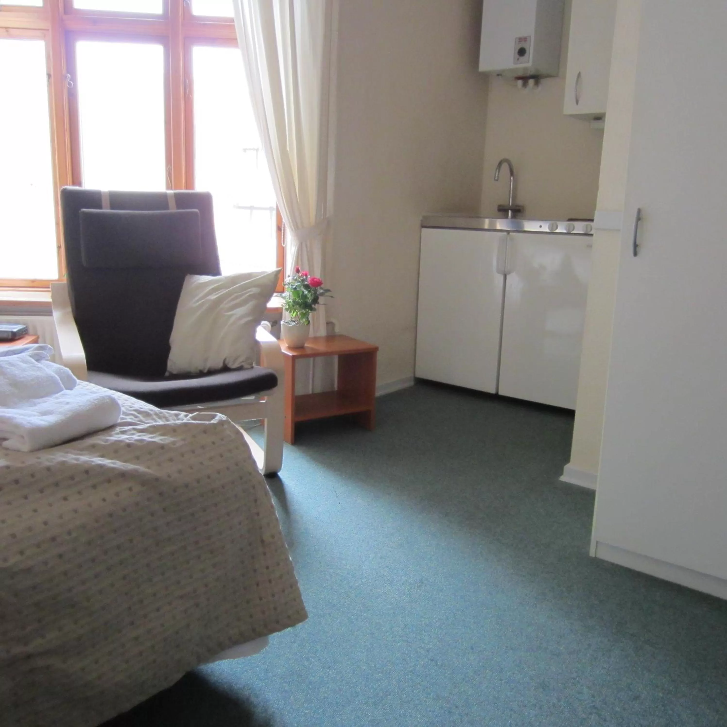 Kitchen or kitchenette, TV/Entertainment Center in Faaborg Byferie Hotel & Vandrerhjem