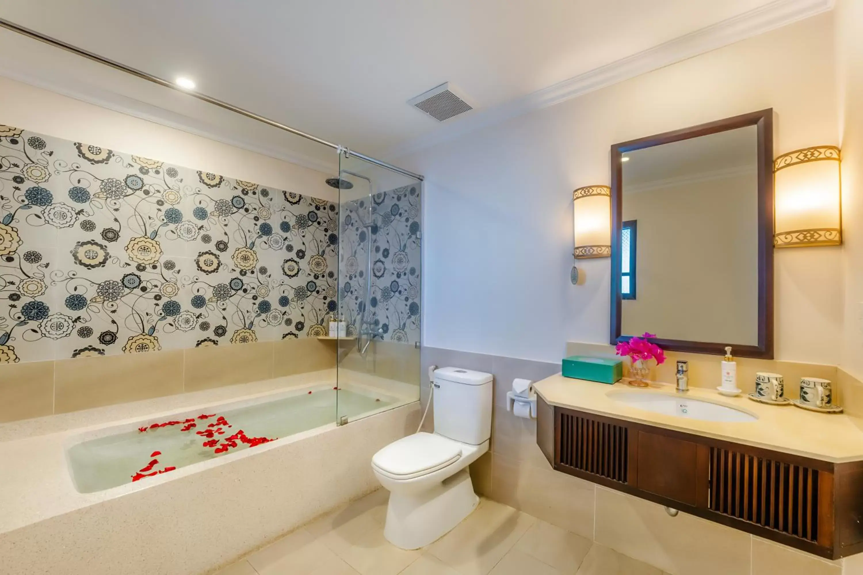 Toilet, Bathroom in Lantana Riverside Hoi An Hotel & Spa