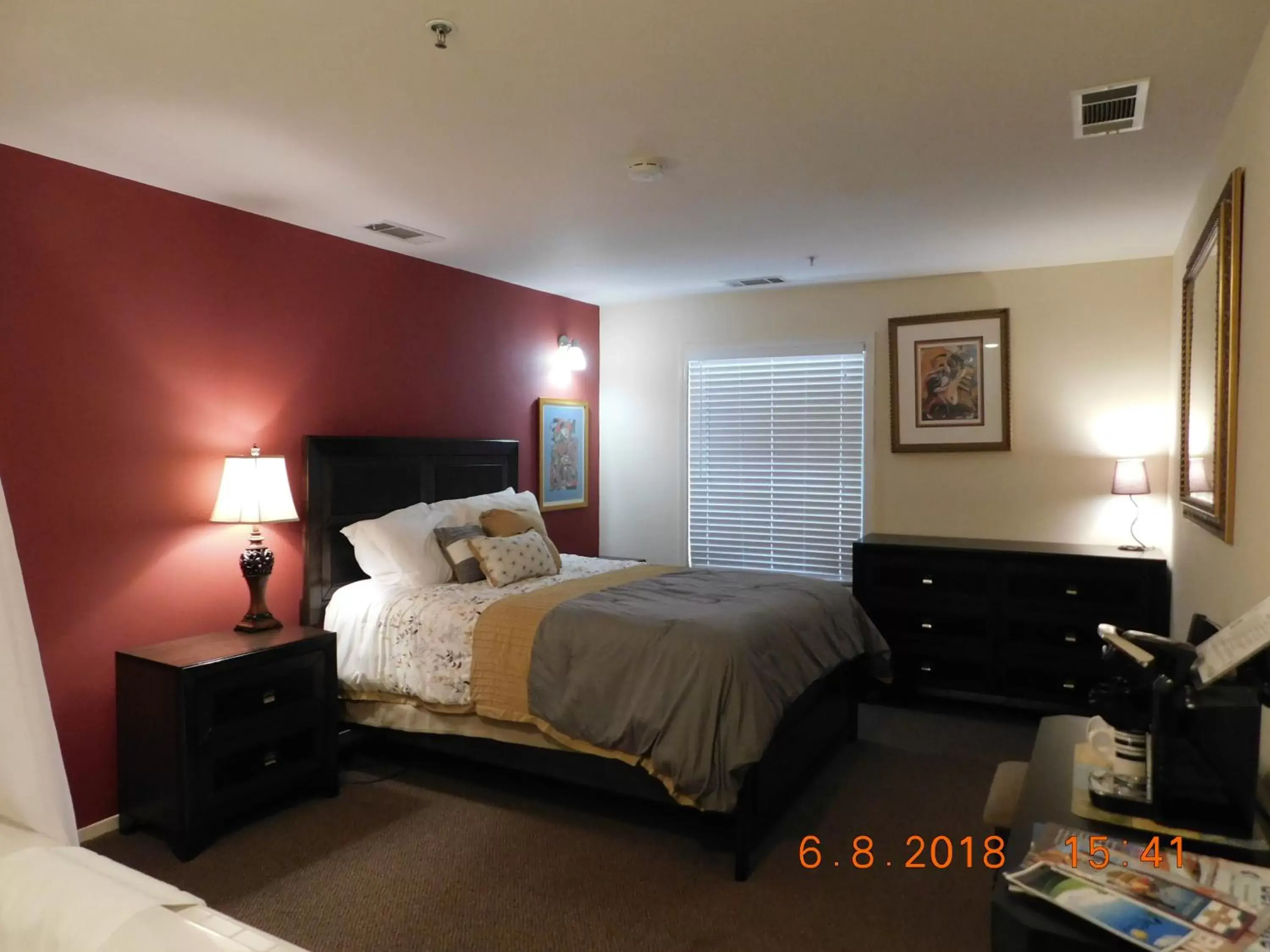 Restaurant/places to eat, Bed in Freeport Wine Country Inn