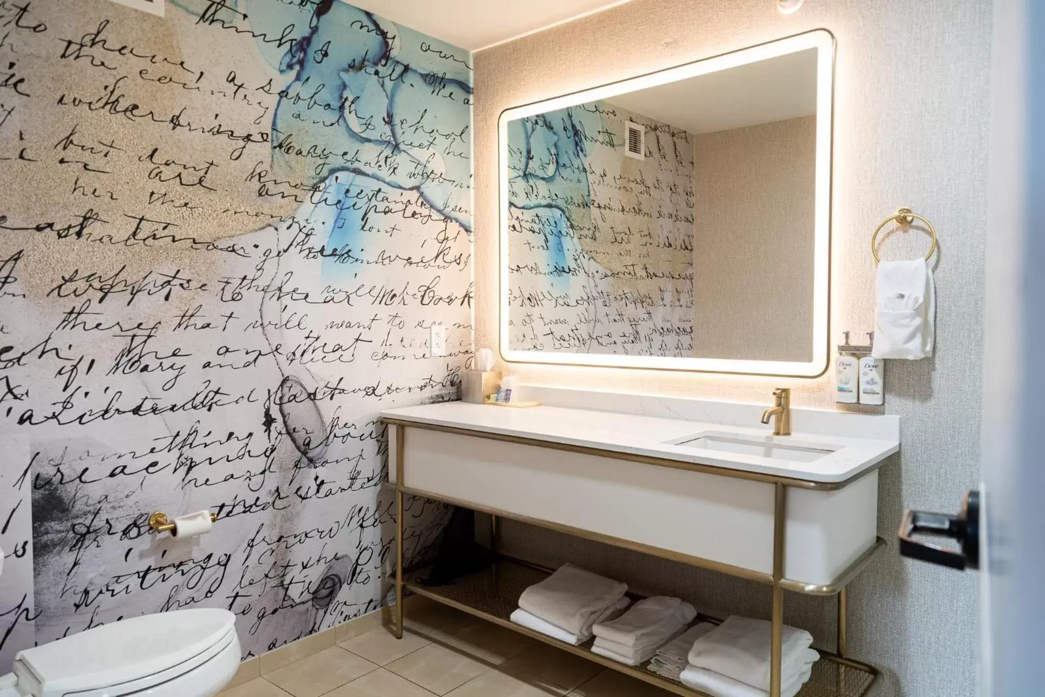 Photo of the whole room, Bathroom in Holiday Inn Resort Deadwood Mountain Grand, an IHG Hotel