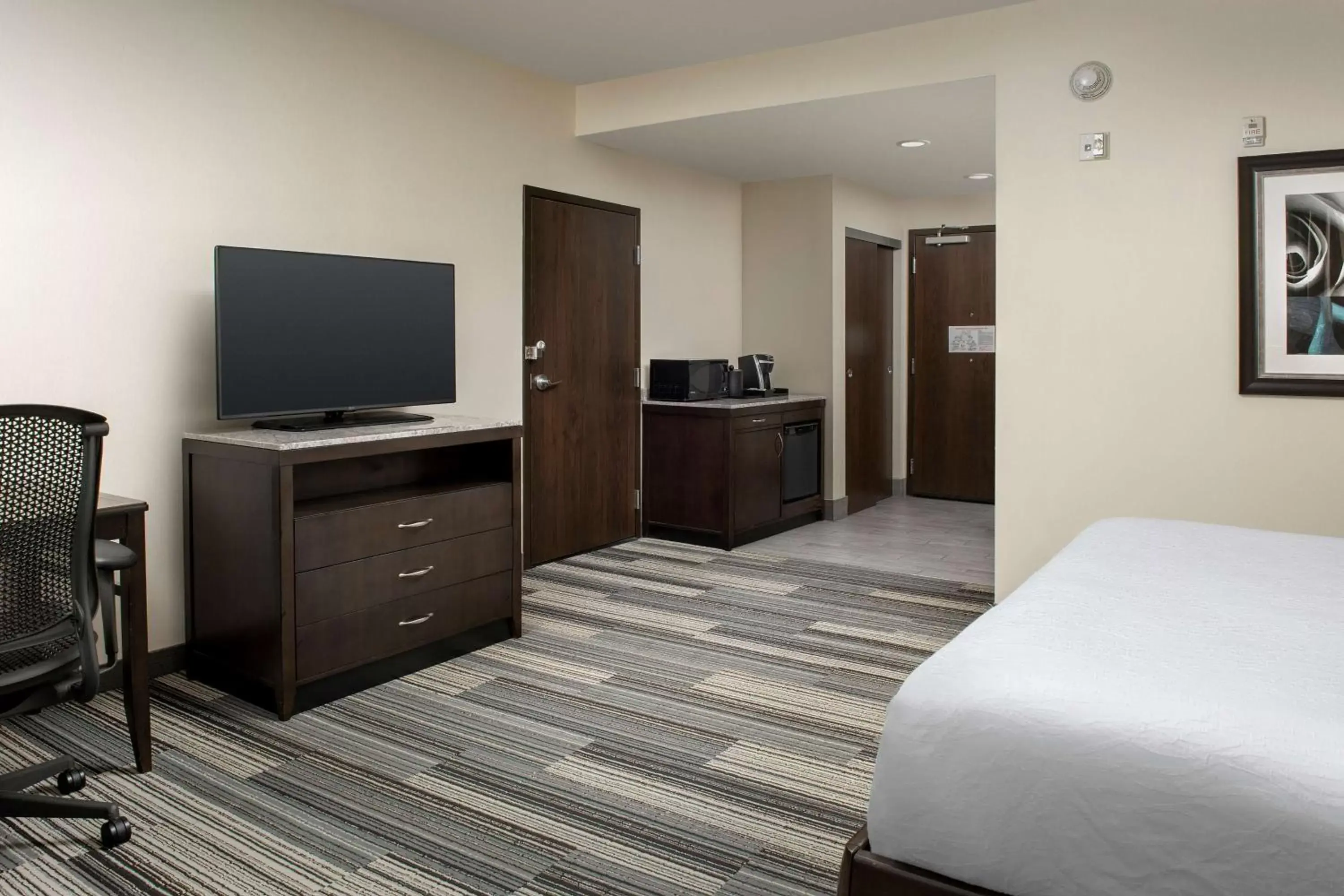 Bed, TV/Entertainment Center in Hilton Garden Inn Murfreesboro