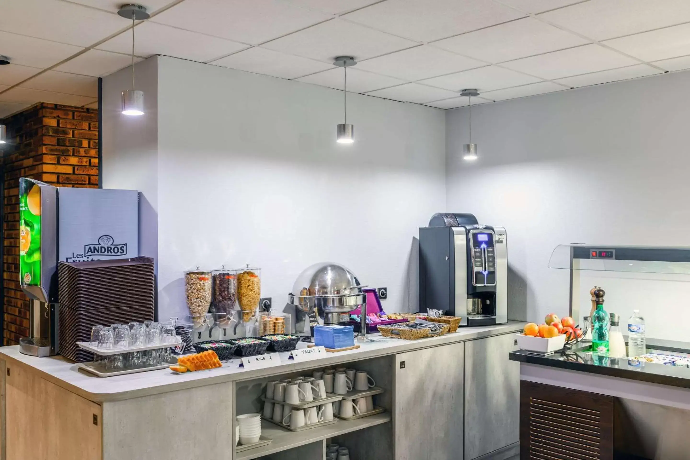 Restaurant/places to eat, Kitchen/Kitchenette in Comfort Hotel Evreux