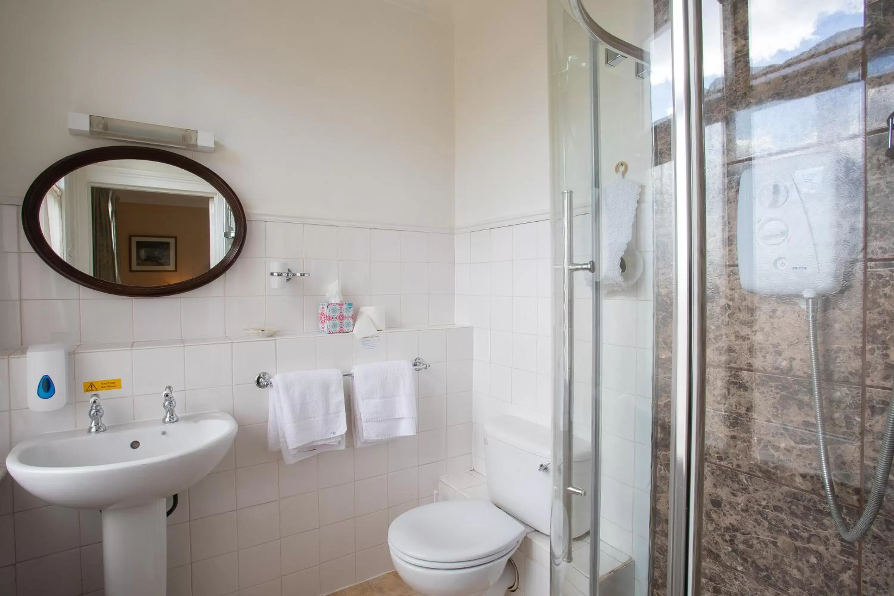 Bathroom in Fines Bayliwick Hotel