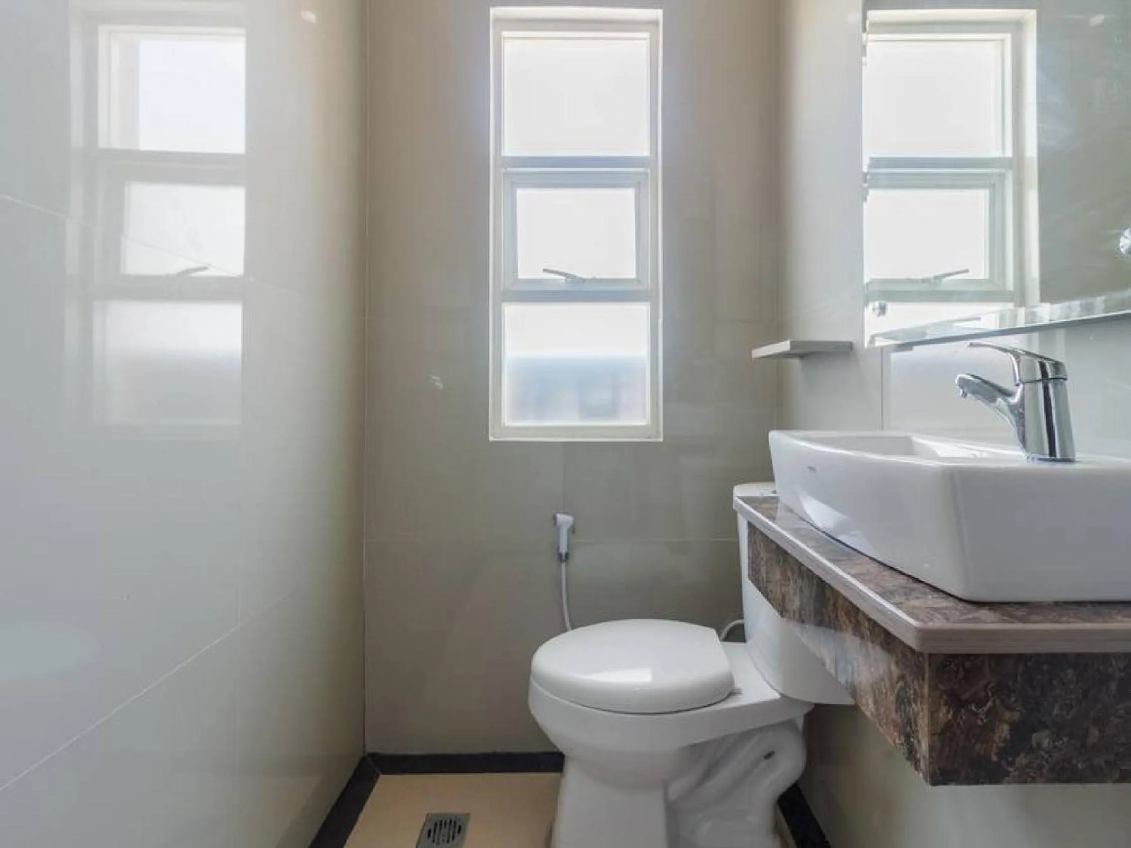 Bathroom in RedDoorz Plus at Boulevard Panakkukang Makassar