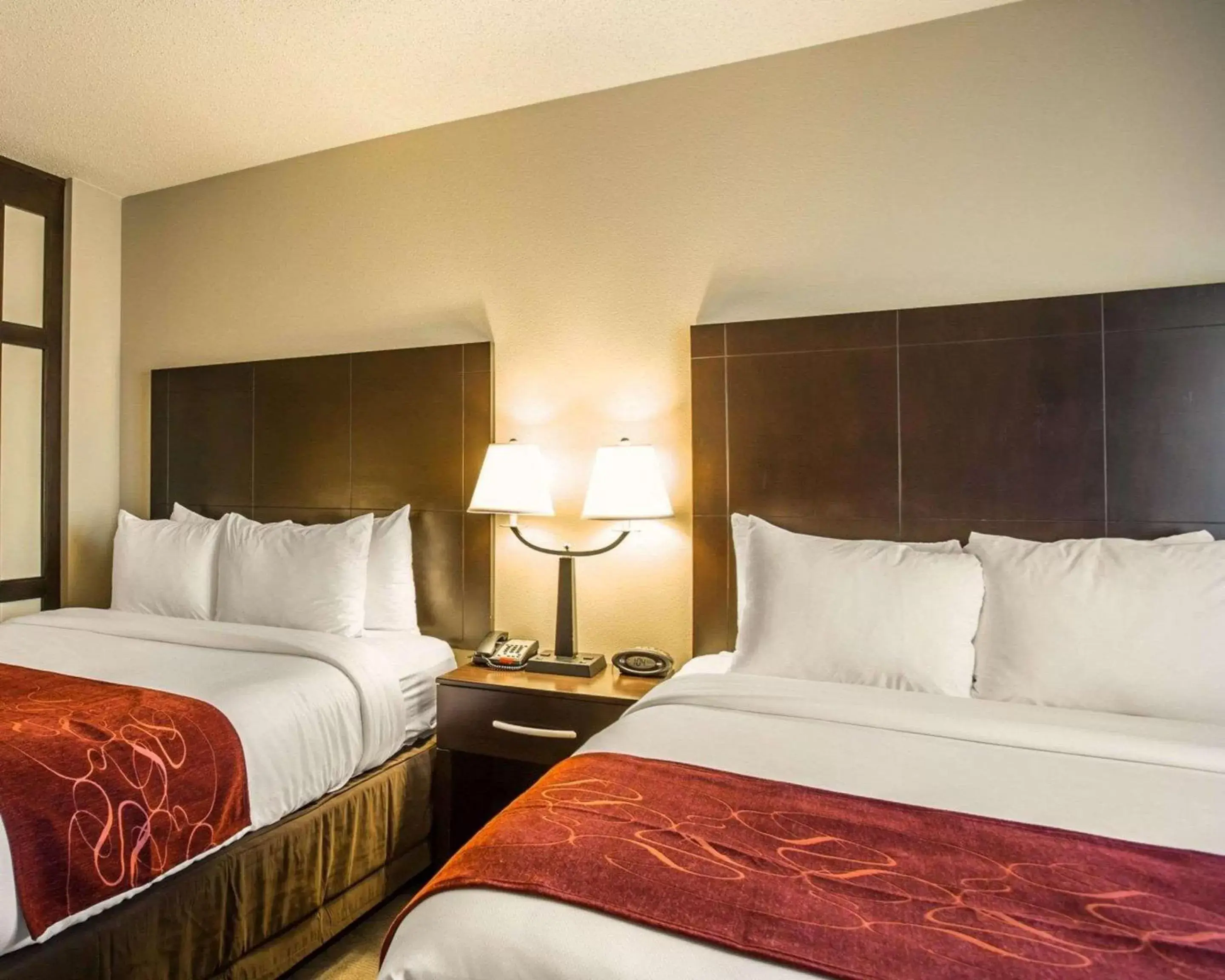 Photo of the whole room, Bed in Comfort Suites Lake Norman - Huntersville