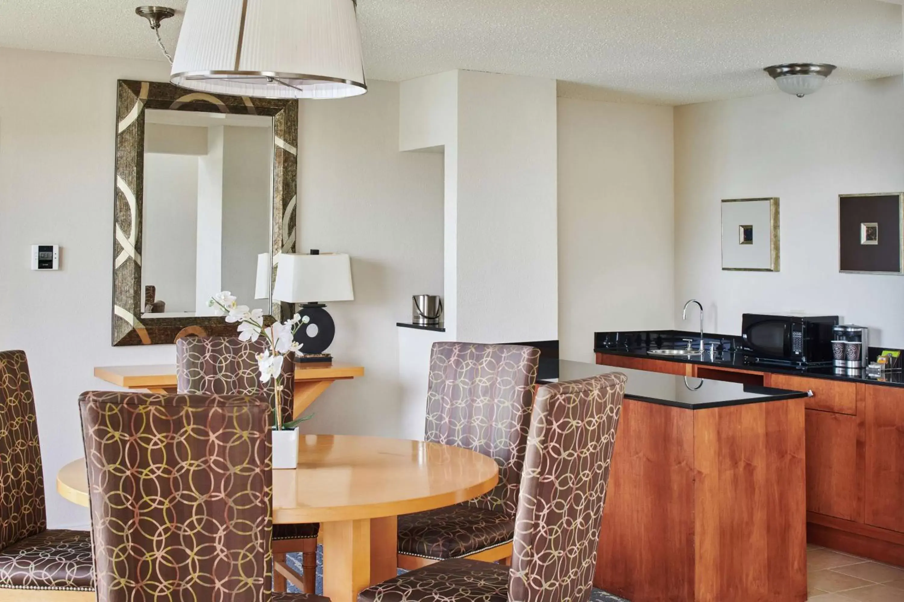 Living room, Kitchen/Kitchenette in DoubleTree by Hilton Hotel Berkeley Marina
