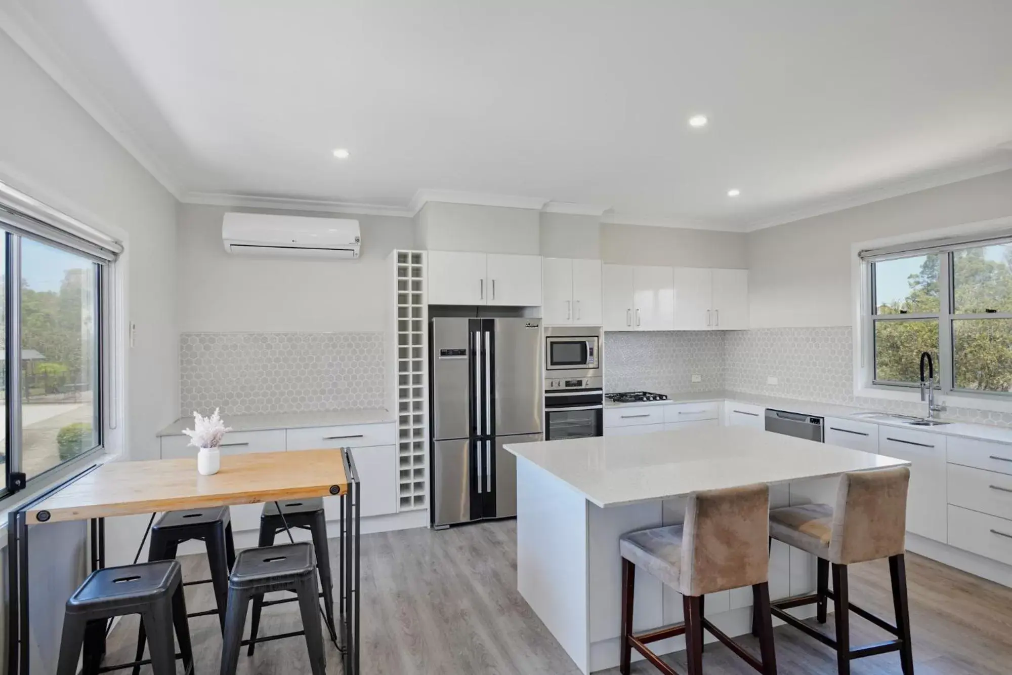 Kitchen/Kitchenette in Wingham Motel