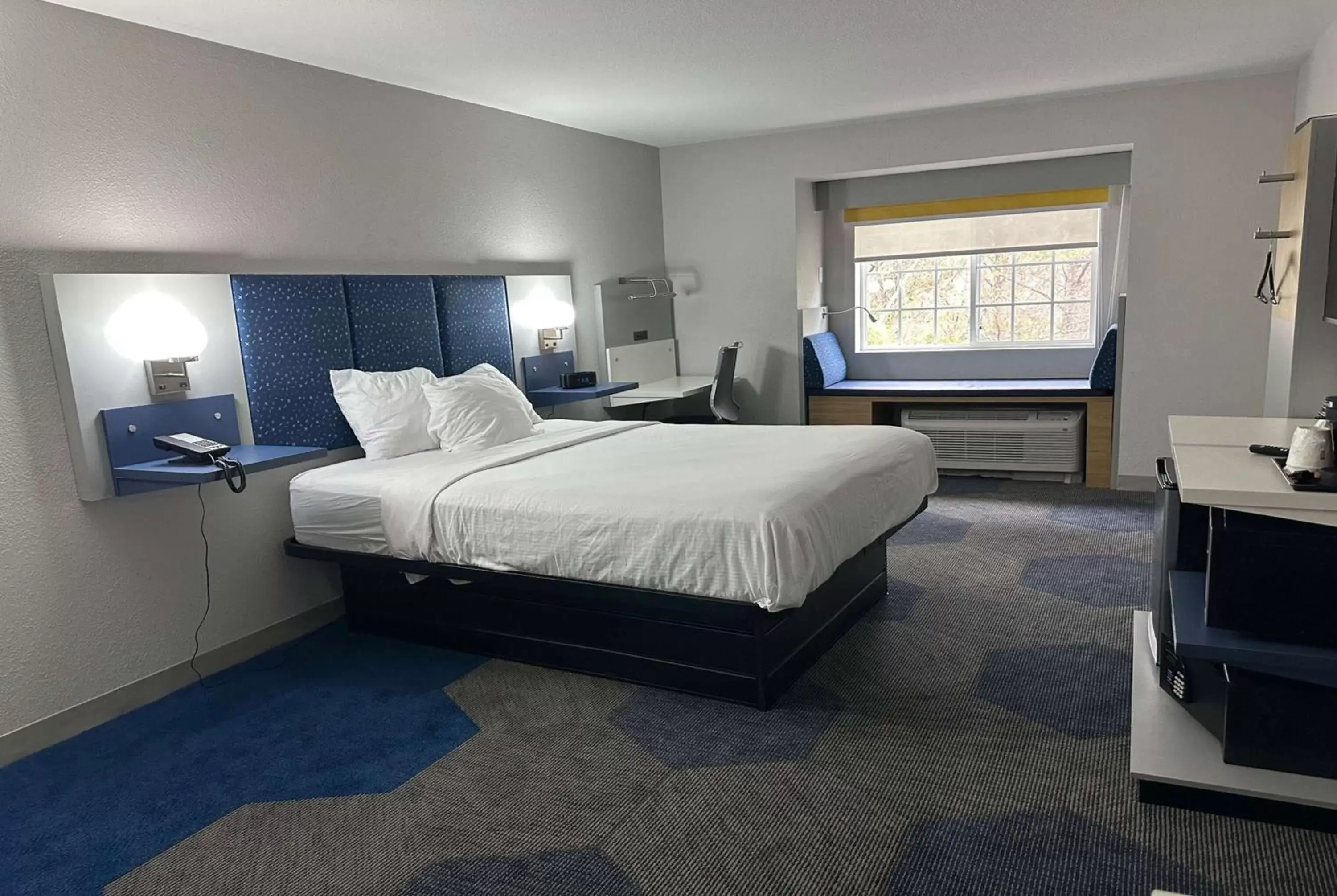 Photo of the whole room, Bed in Microtel Inn & Suites by Wyndham Manchester - Newly Renovated