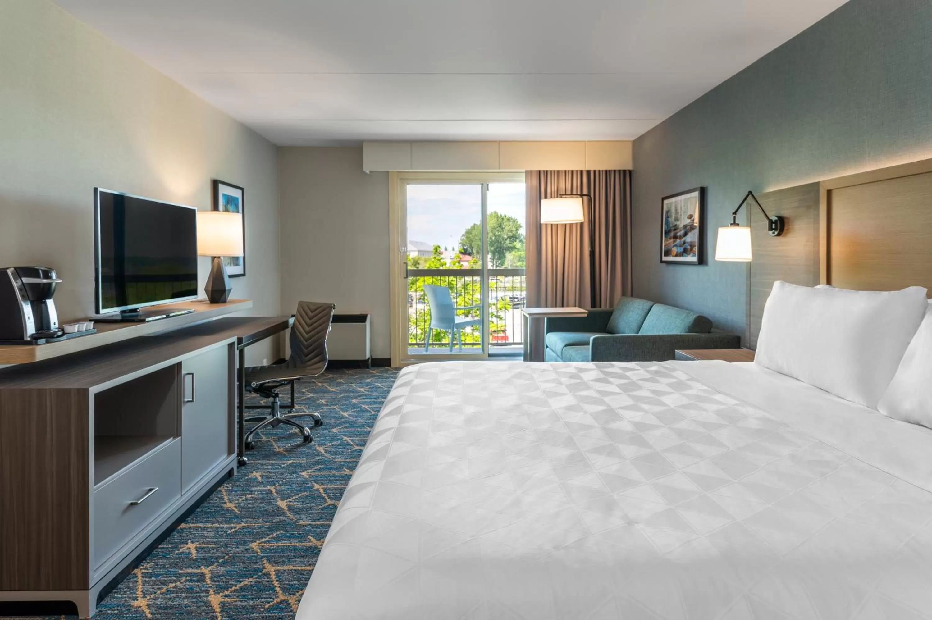 Photo of the whole room, Bed in Holiday Inn Kingston - Waterfront by IHG