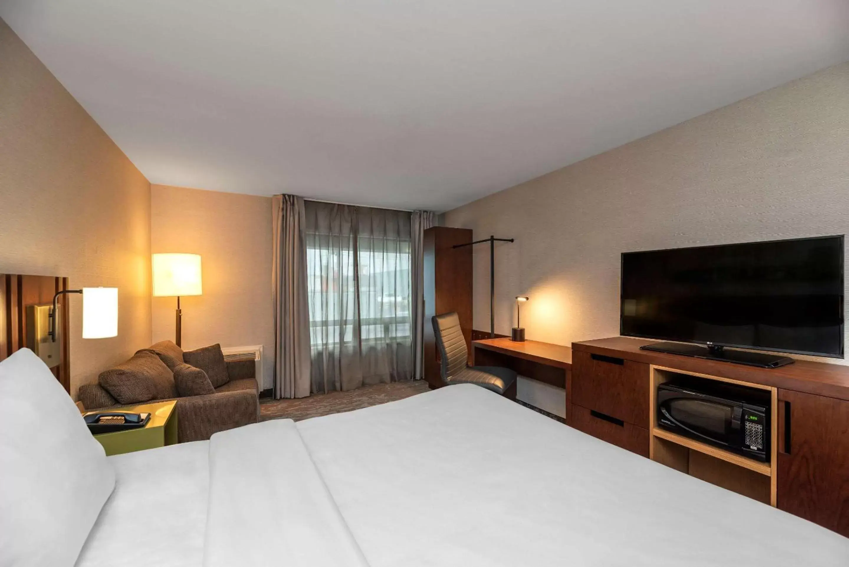 Photo of the whole room, TV/Entertainment Center in Comfort Inn Brossard