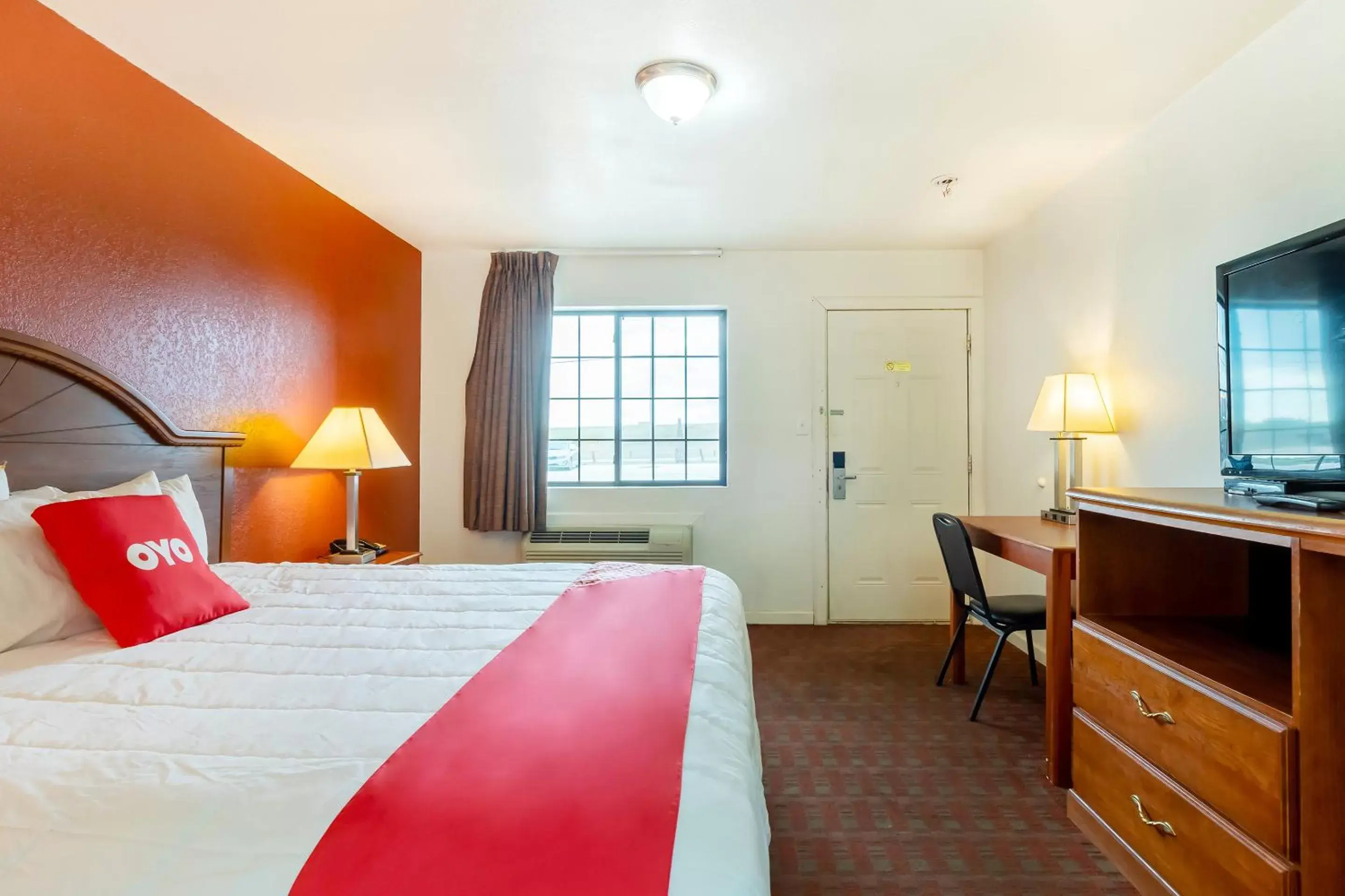 Bedroom, TV/Entertainment Center in OYO Hotel Pearsall I-35 East