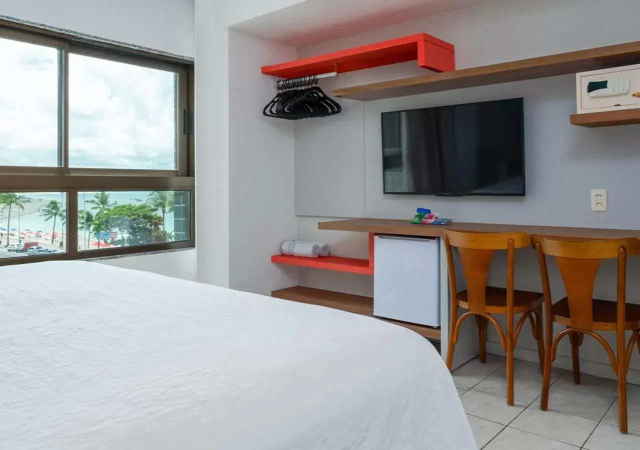 Bedroom, TV/Entertainment Center in Hotel Ponta Verde Maceió