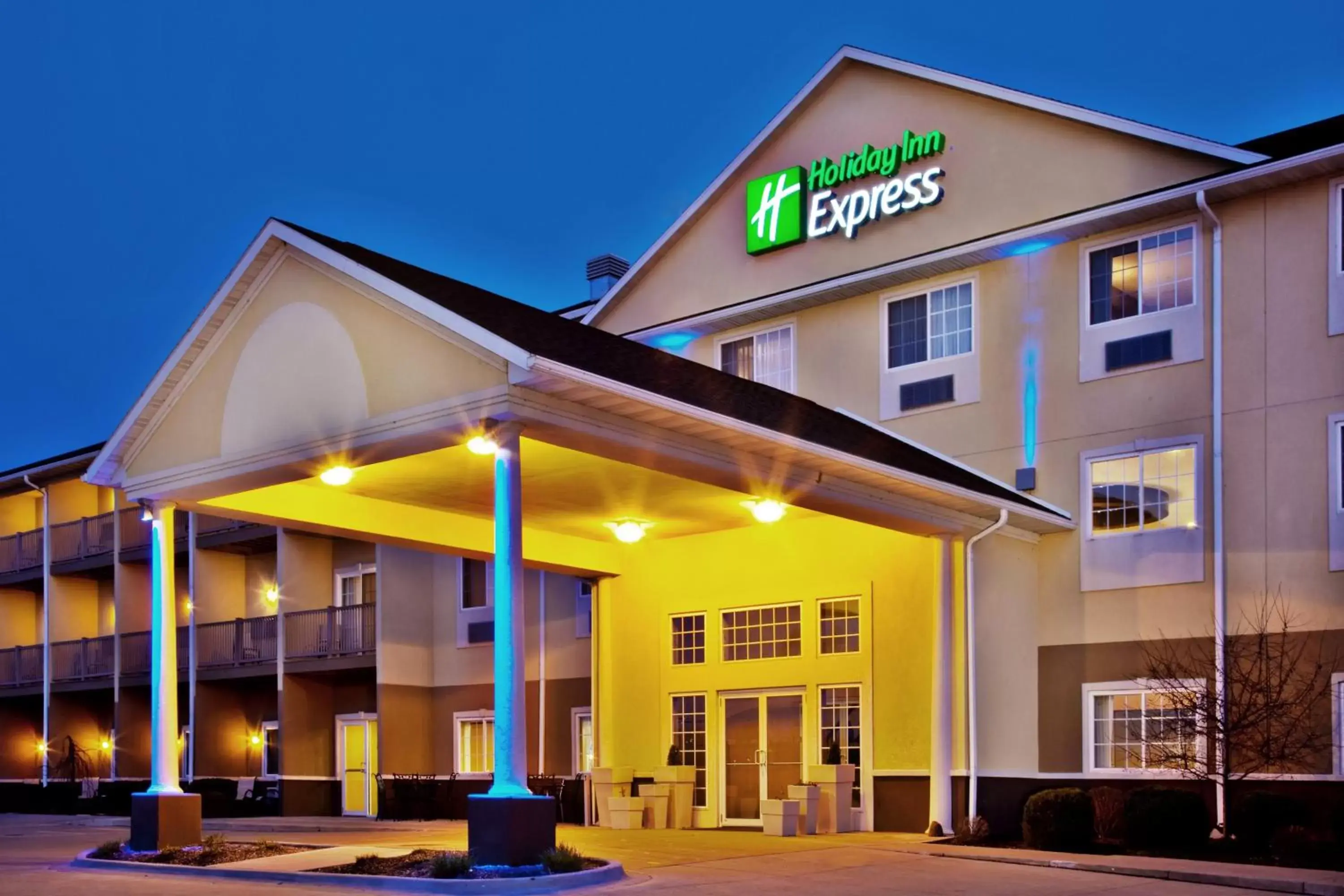 Property Building in Holiday Inn Express Le Claire Riverfront-Davenport, an IHG Hotel