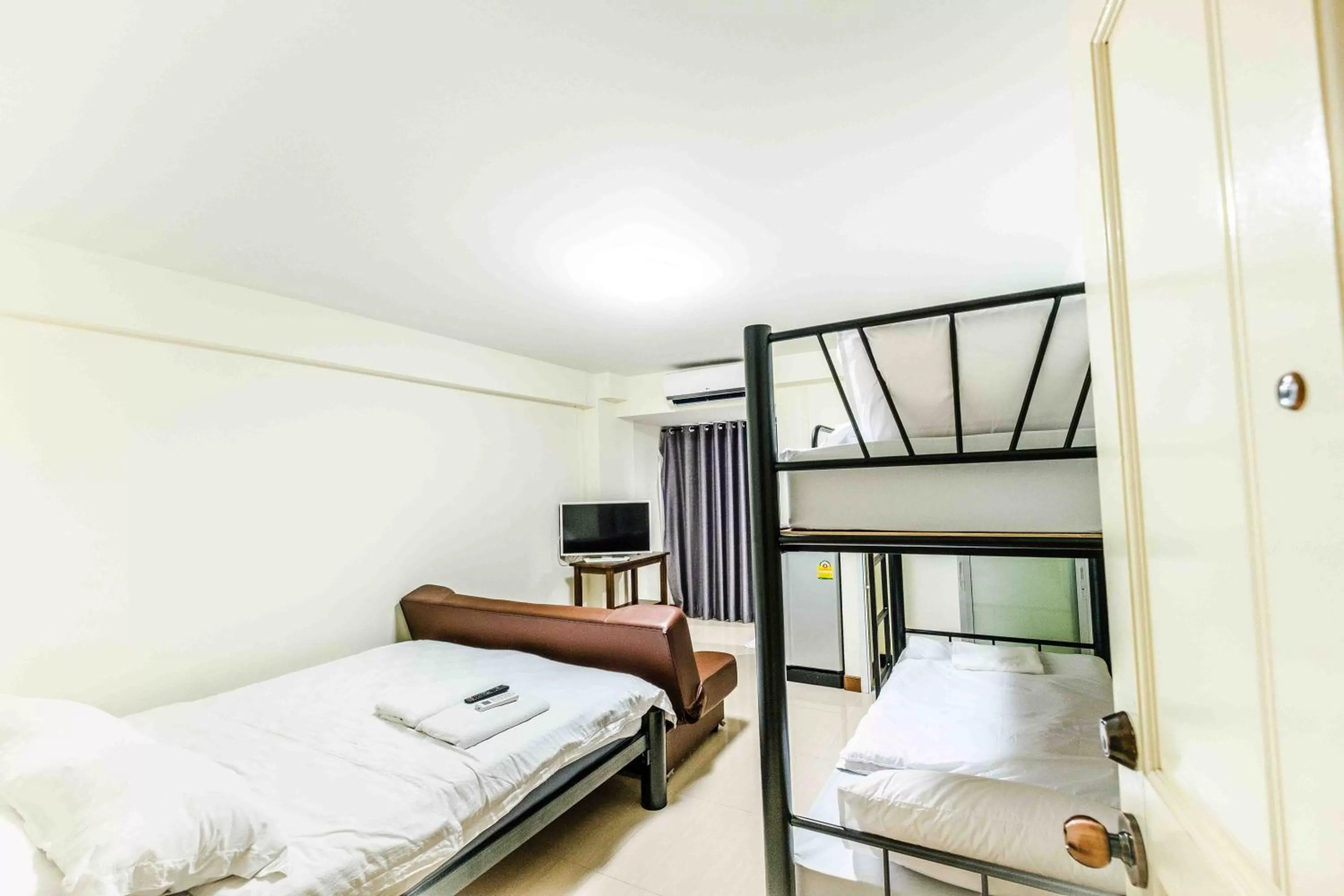 Photo of the whole room, Bed in Don Muang Hotel