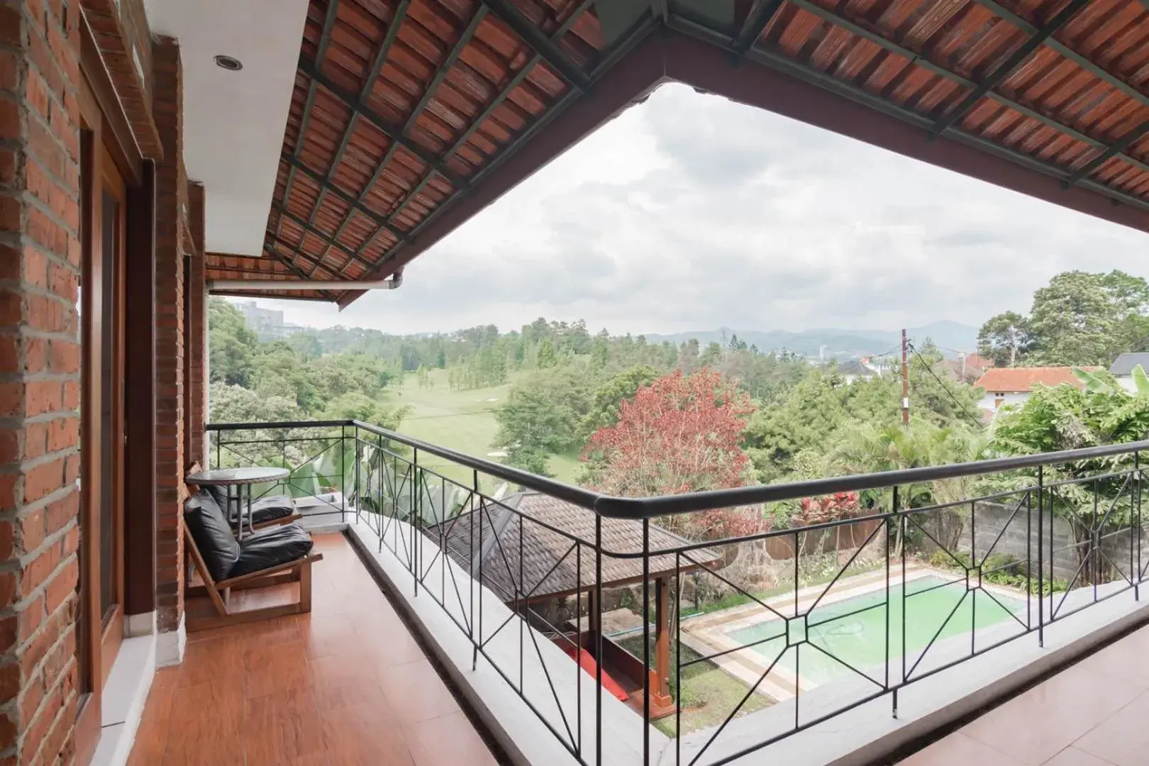 Balcony/Terrace in RedDoorz Plus near Dago Pakar