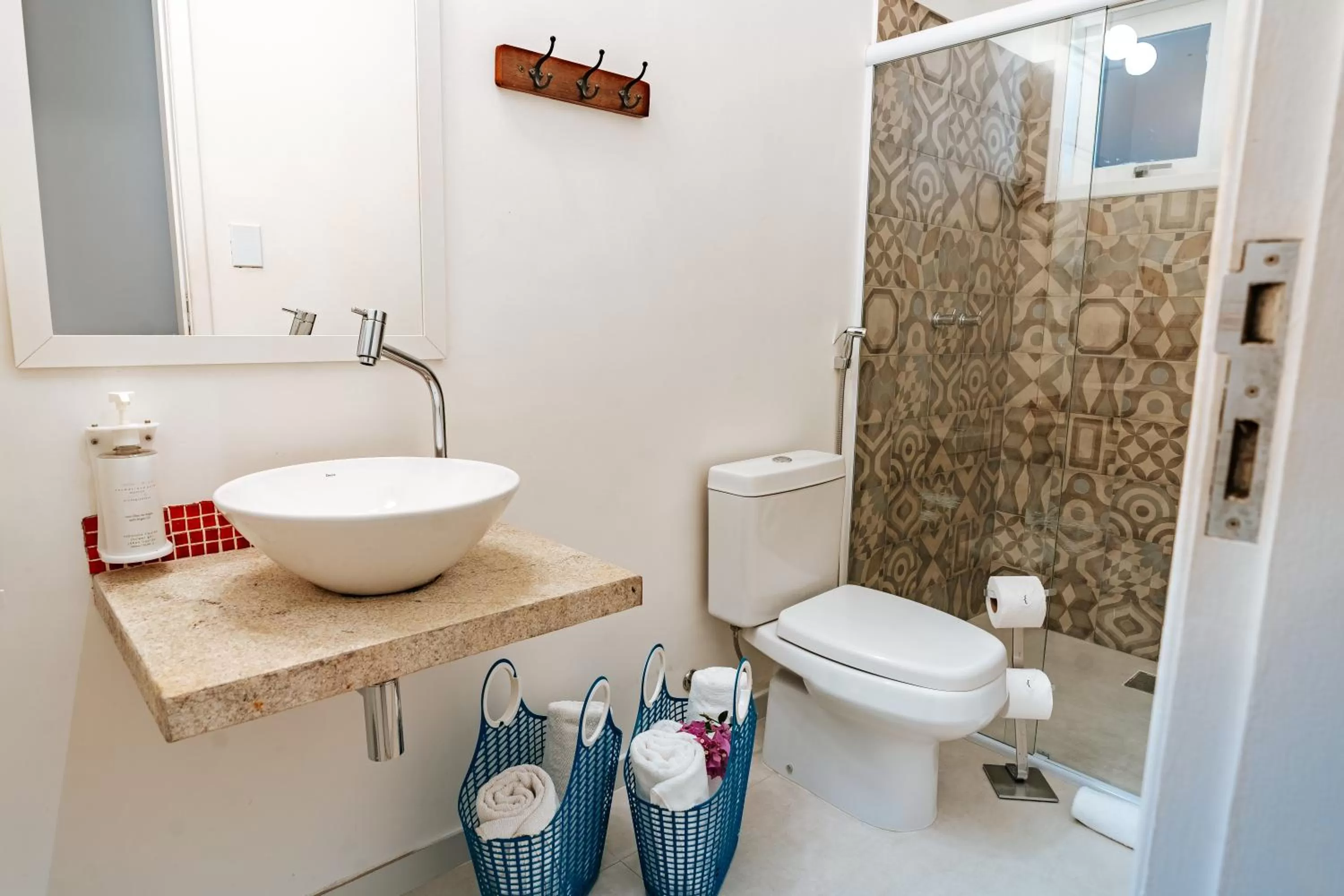 Shower in Jubarte Hotel by Insólito