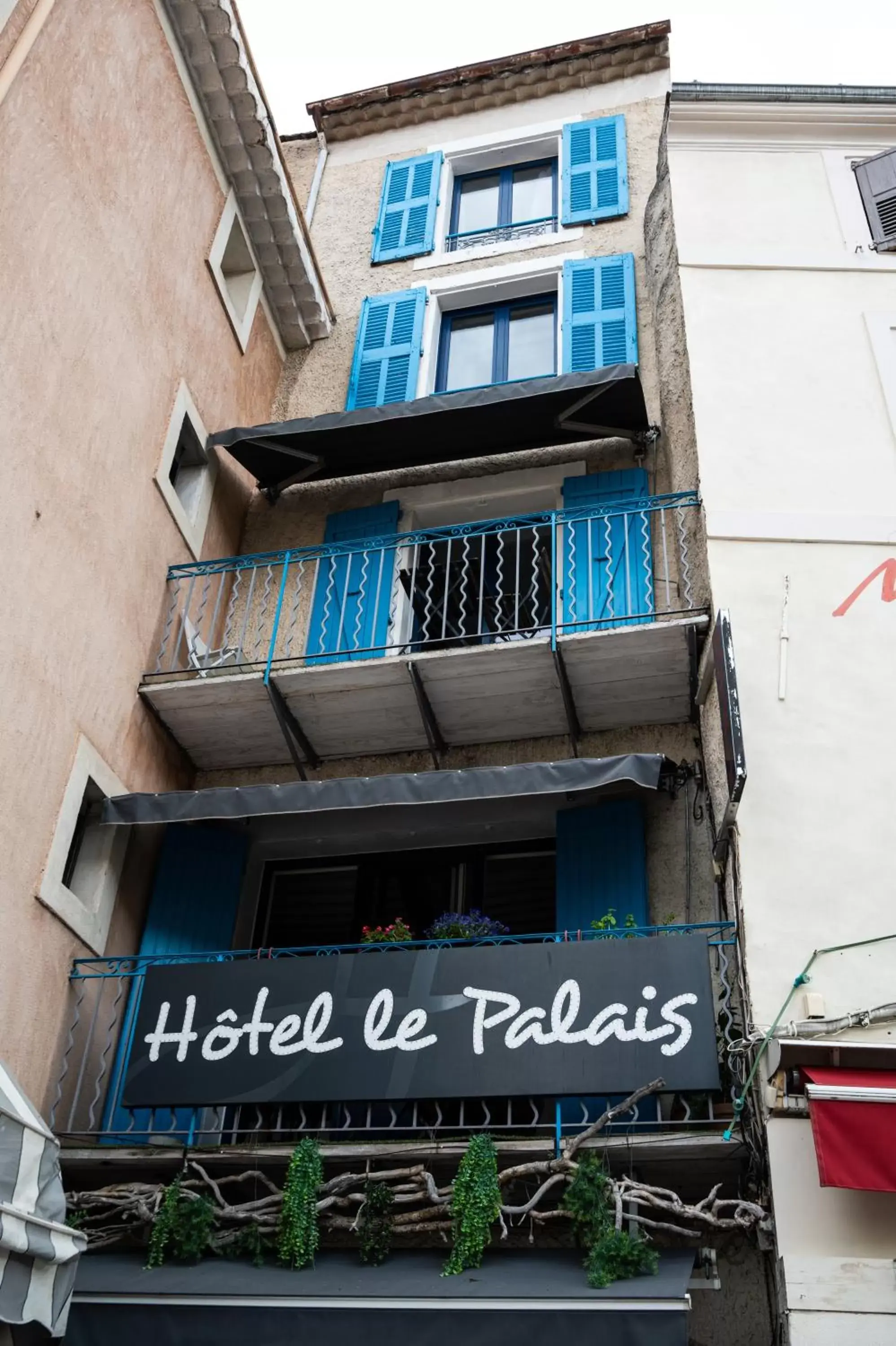 Facade/entrance, Property Building in Hôtel-restaurant le Palais