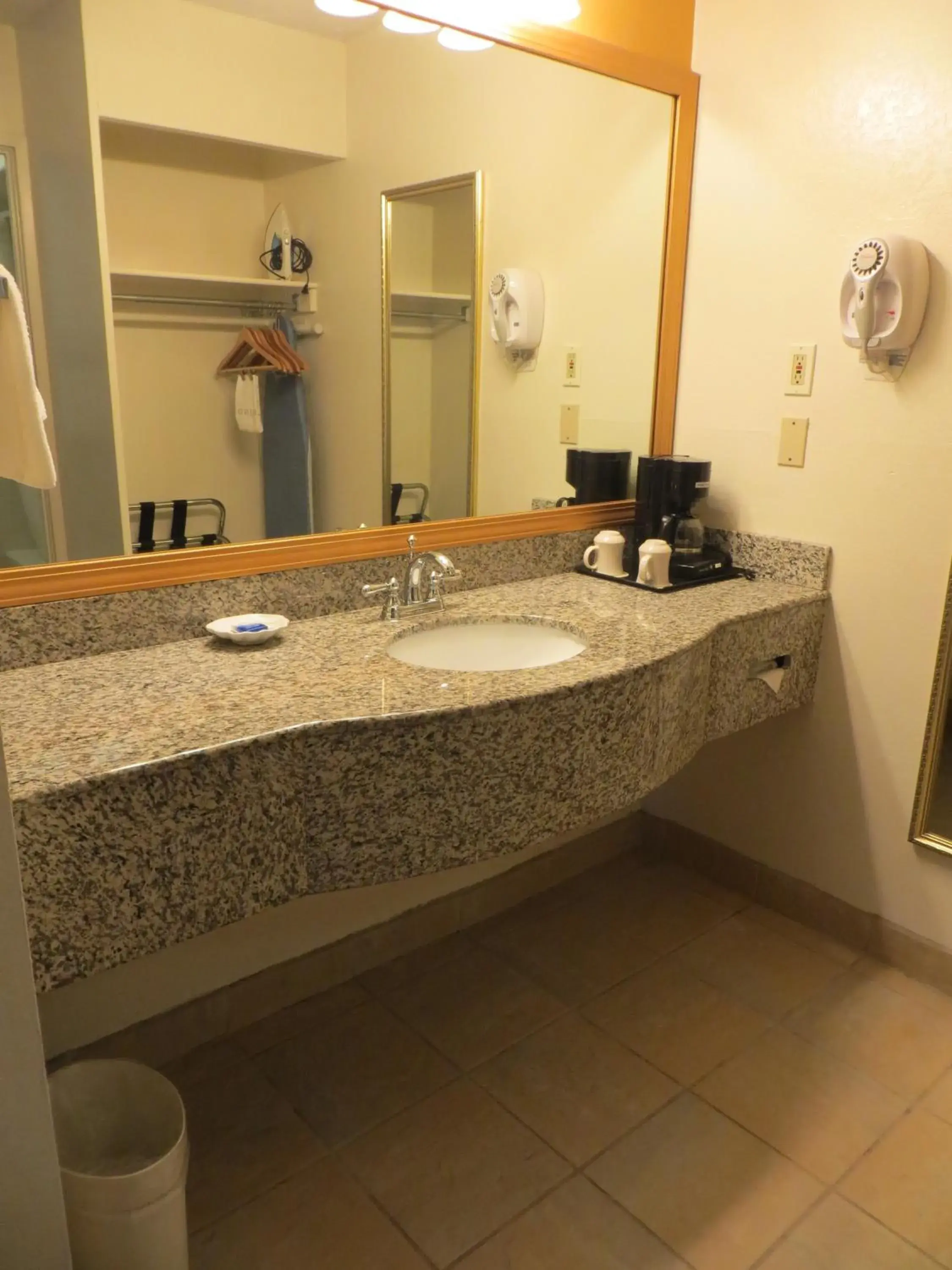 Bathroom in Executive Inn & Suites Sacramento
