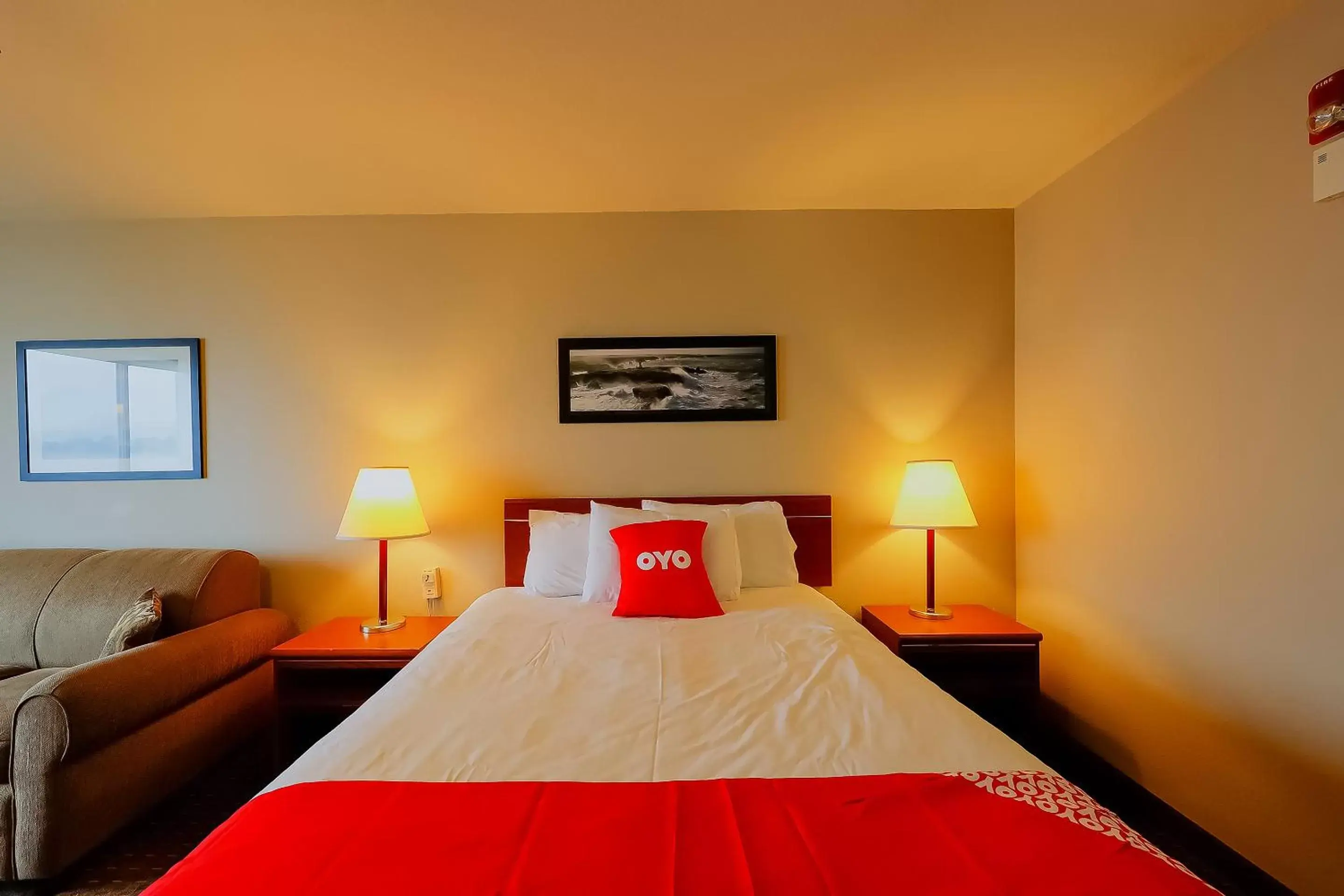 Bedroom, Bed in Siletz Bay Beachfront Hotel by OYO Lincoln City