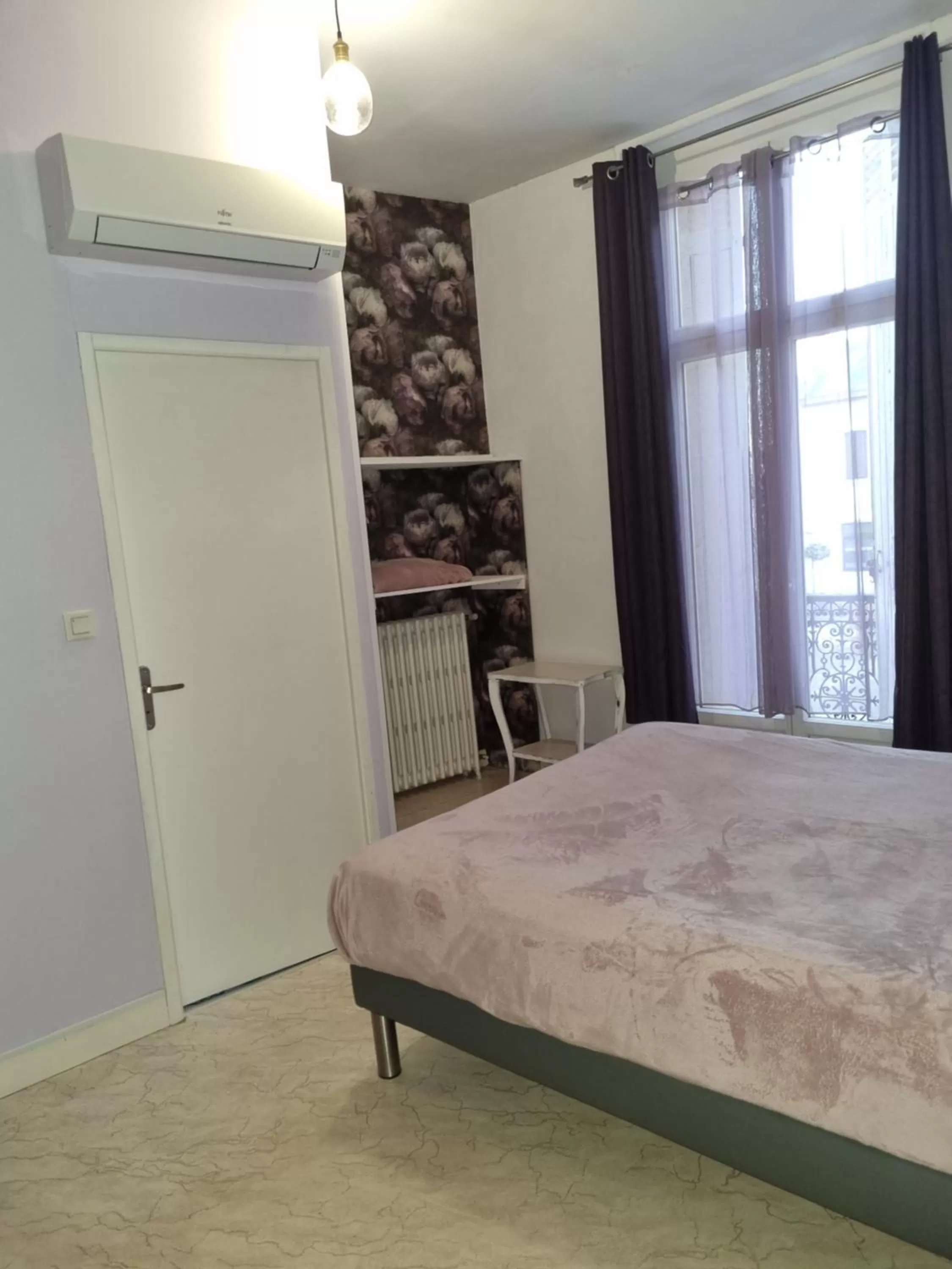 Bed in Hotel Café de la Gare