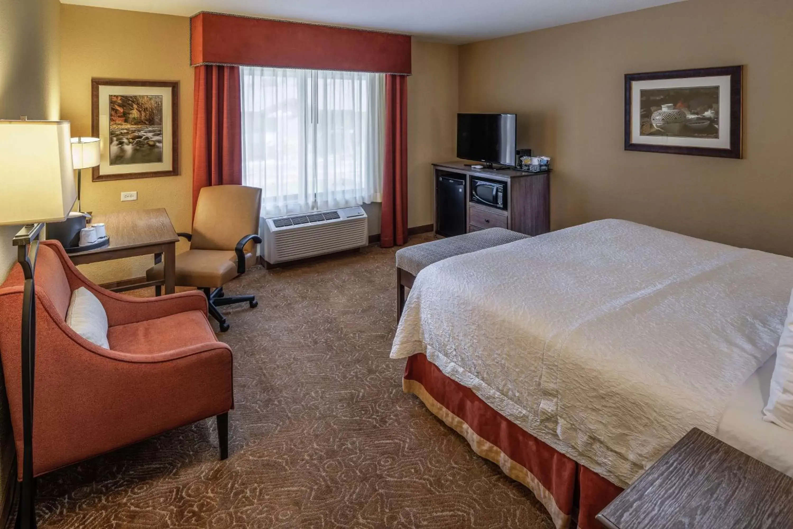 Bedroom, TV/Entertainment Center in Hampton Inn & Suites Springdale/Zion National Park