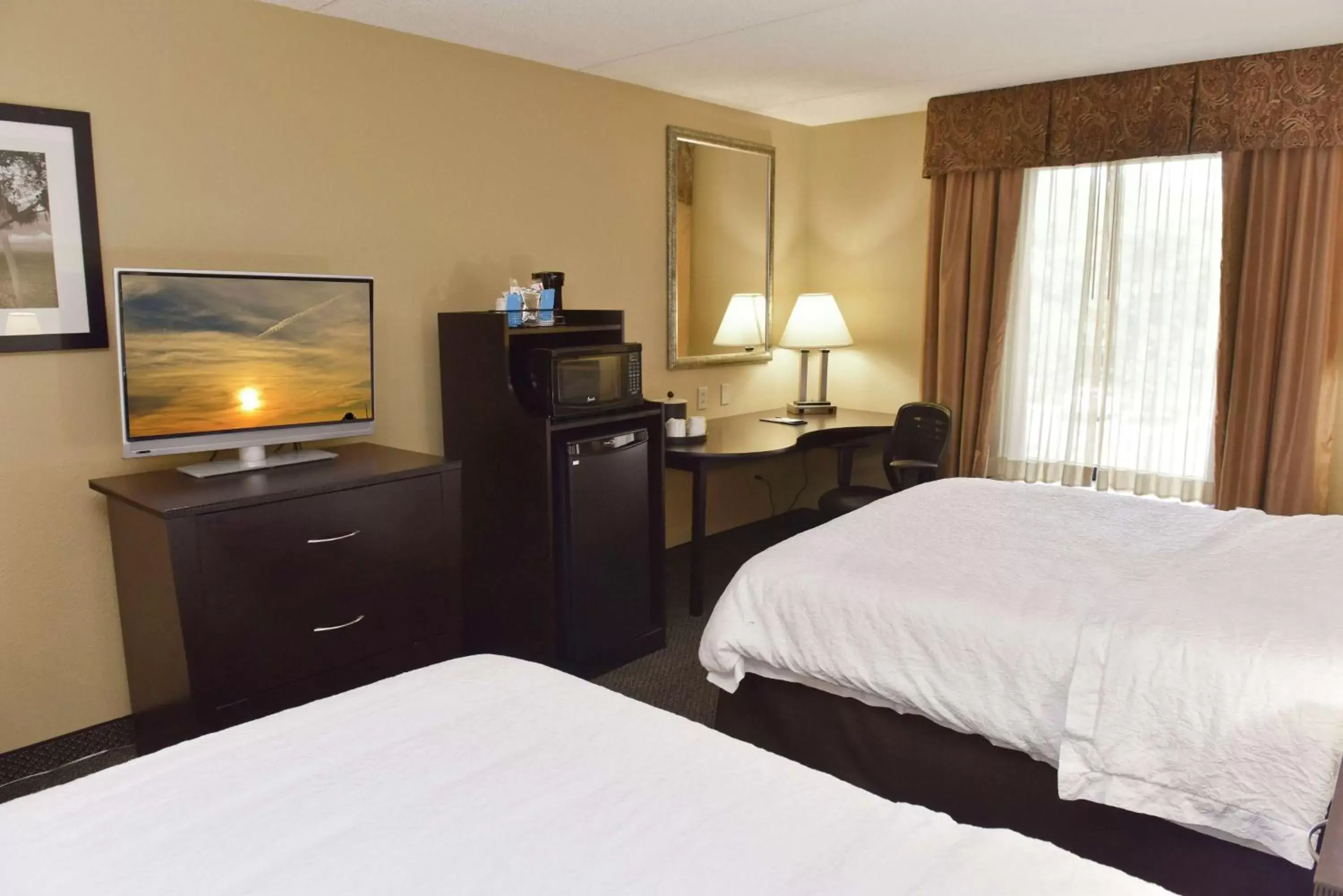 Bedroom, Bed in Hampton Inn & Suites Alexandria